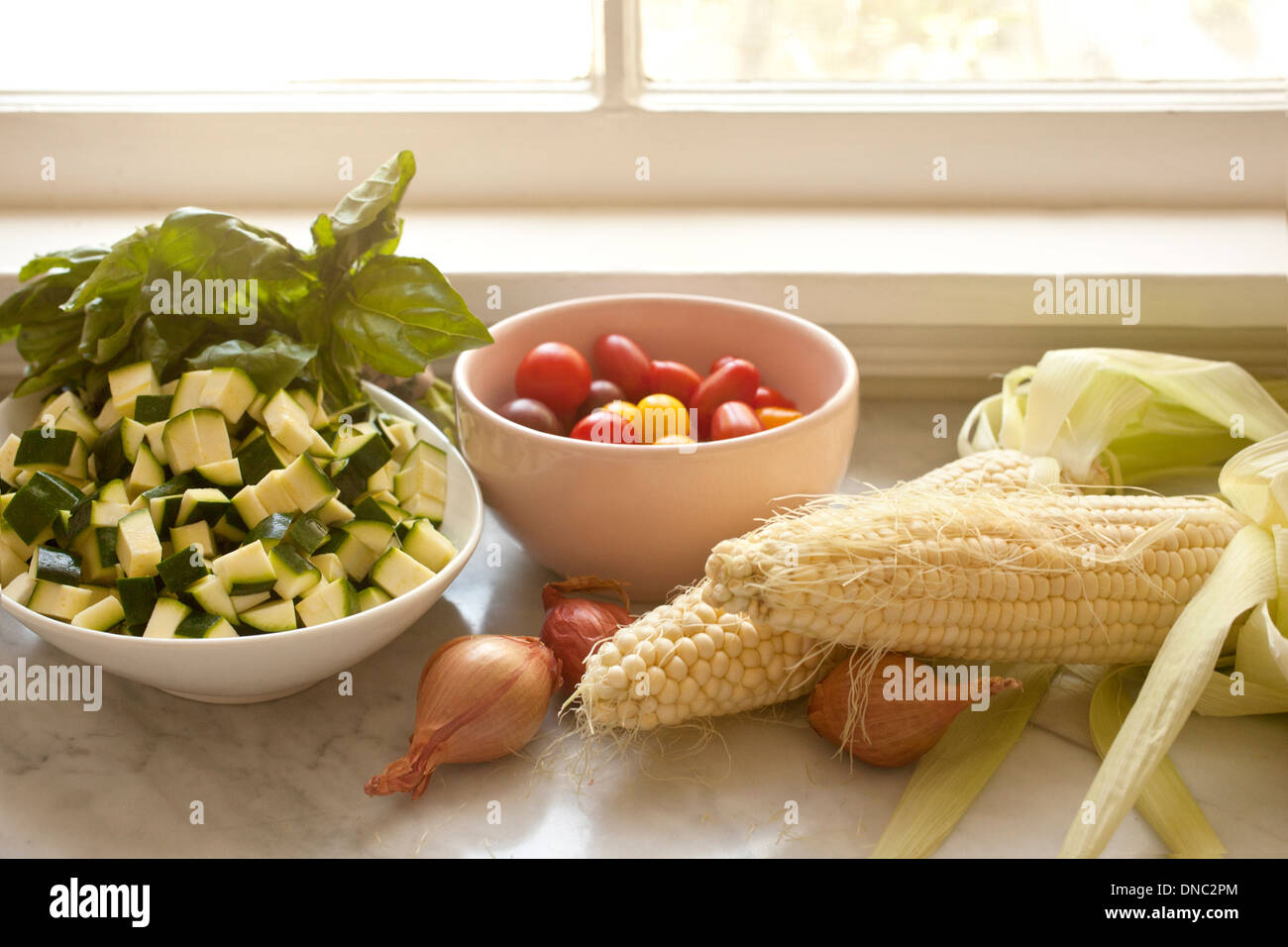 Frisches Gemüse am Fenster Stockfoto
