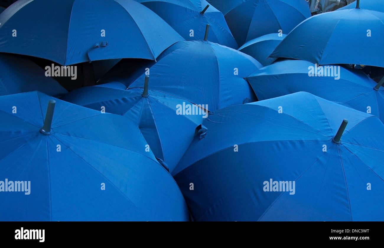 Hintergrund des offenen blauen Schirme zurück in Ferne Stockfoto