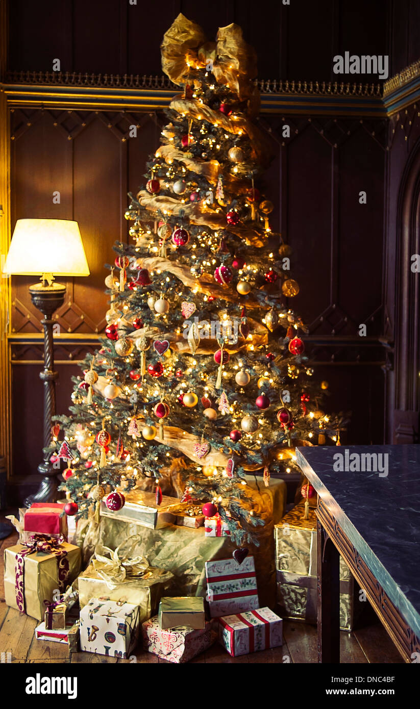 Weihnachtsbaum in einem englischen Landhaus Stockfoto