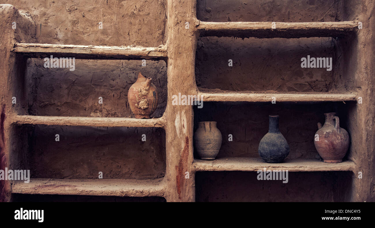 Regale-Töpfe Topf Keramik blau gelb rot Oase Ägypten Wüste Handwerk Handarbeit Stockfoto Regale-Töpfe Topf Keramik blau gelb rot Oase Ägypten Wüste Handwerk Handarbeit Stockfoto