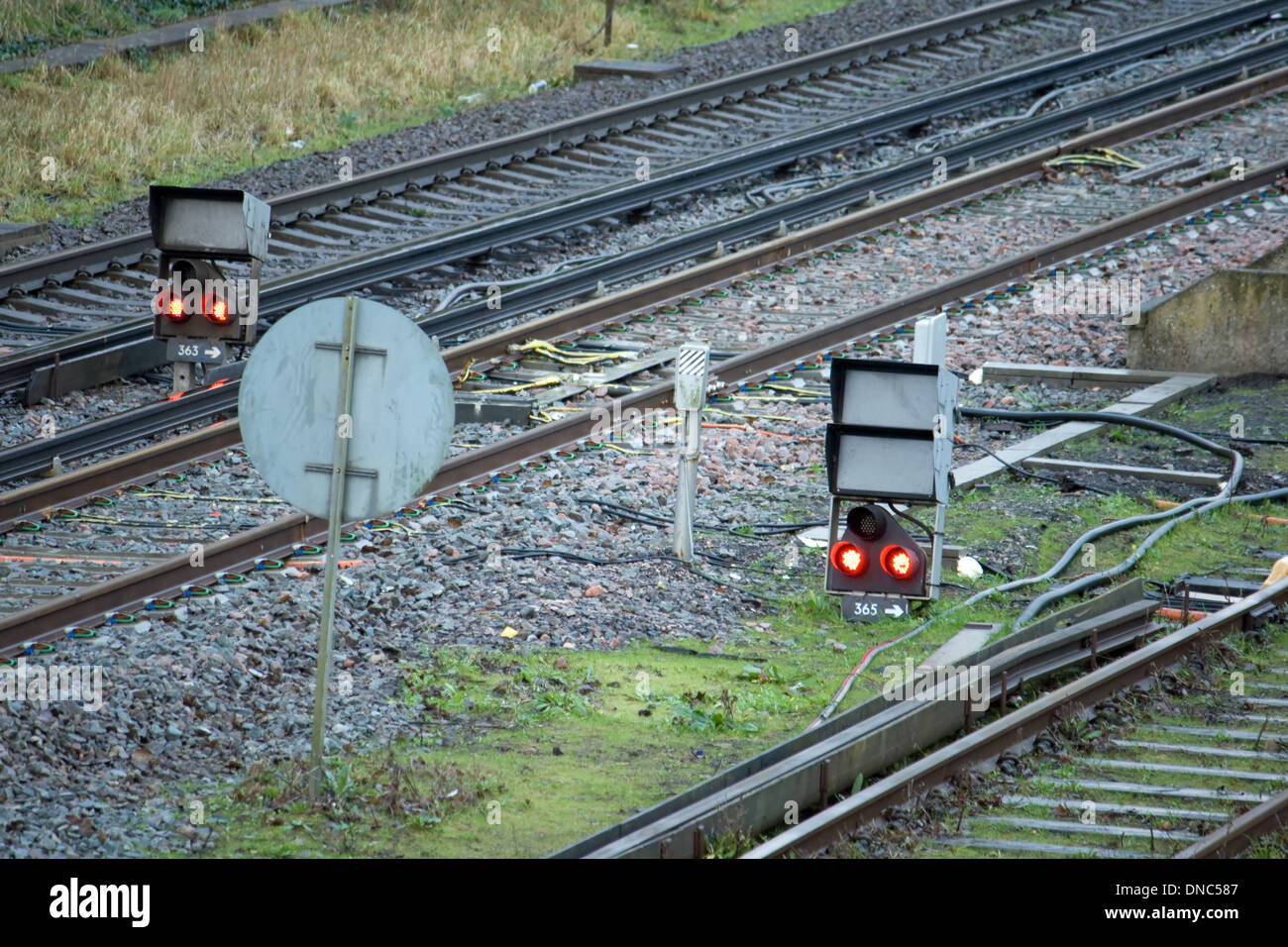 Rote Ampeln auf einer Zugfahrt verfolgen Toren Bahnhof Weymouth, Dorset. Stockfoto