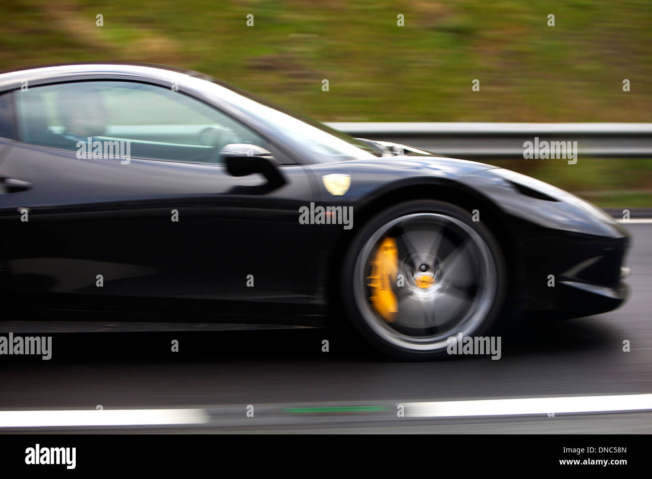 Eine verschwommene Nahaufnahme von einem schwarzen Ferrari 458 Mittelmotor-Supersportwagen von italienischen Sportwagenhersteller Ferrari produziert Stockfoto