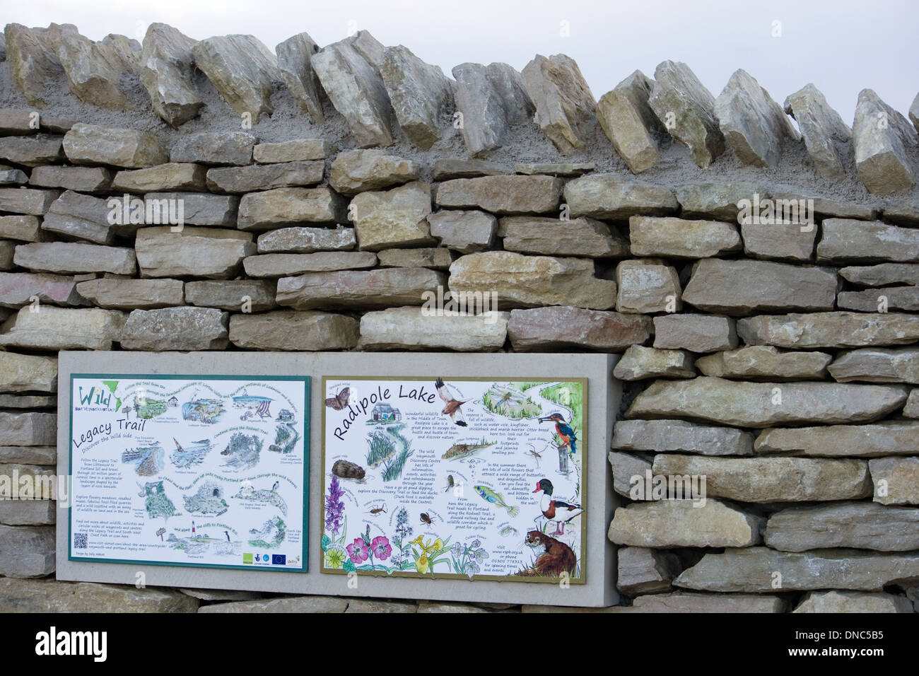 Das neu gebaute Steinmauer mit Informationstafel. Stockfoto
