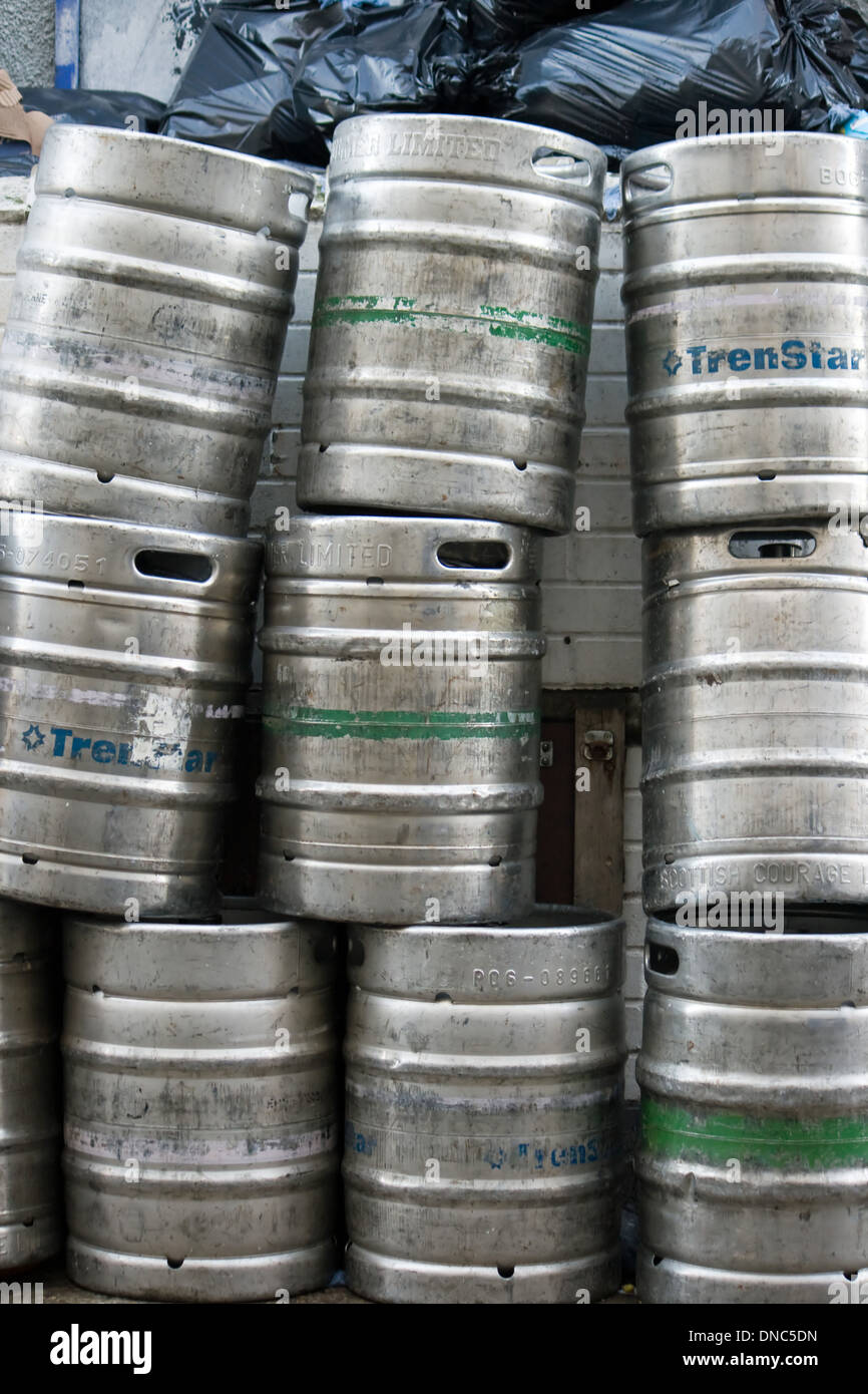 Stapel von leere Bierfässer in einer Seitenstraße von Weymouth. Stockfoto