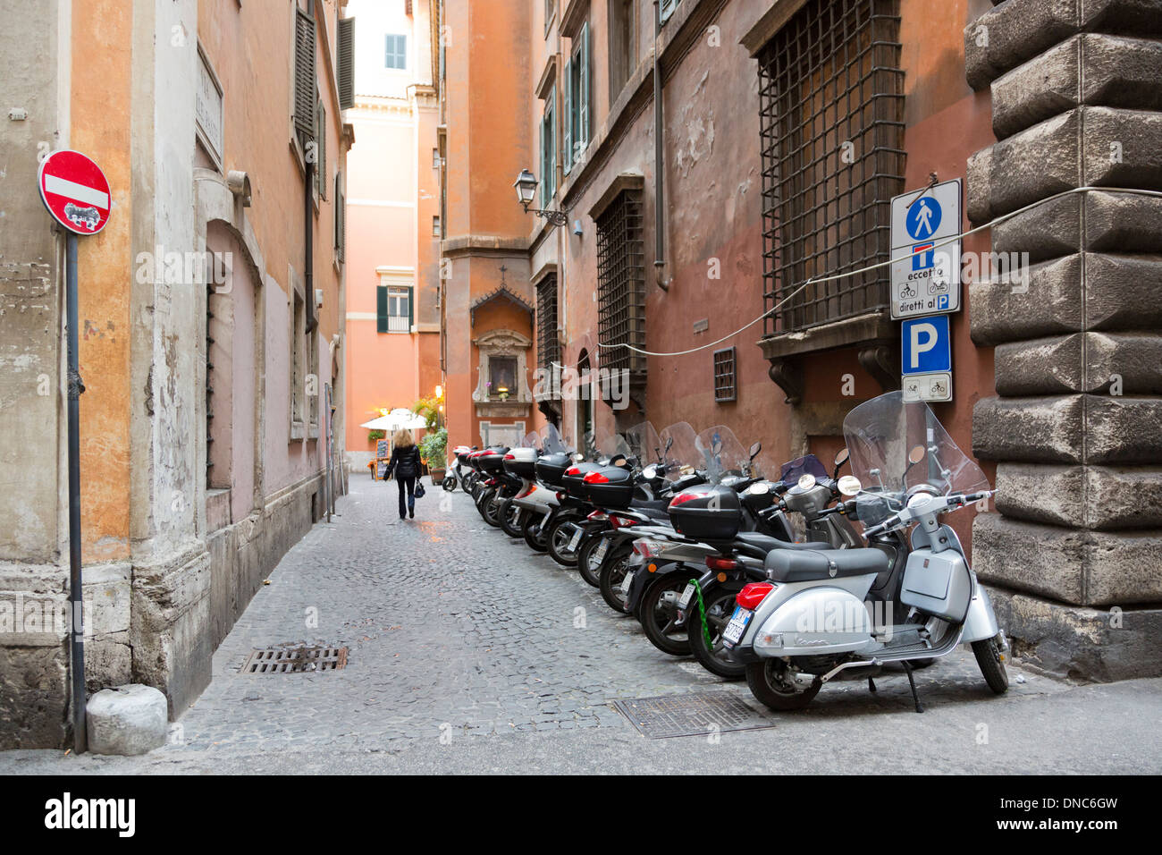 Vespas und Rollern geparkt im historischen Zentrum von Rom, Latium, Italien Stockfoto