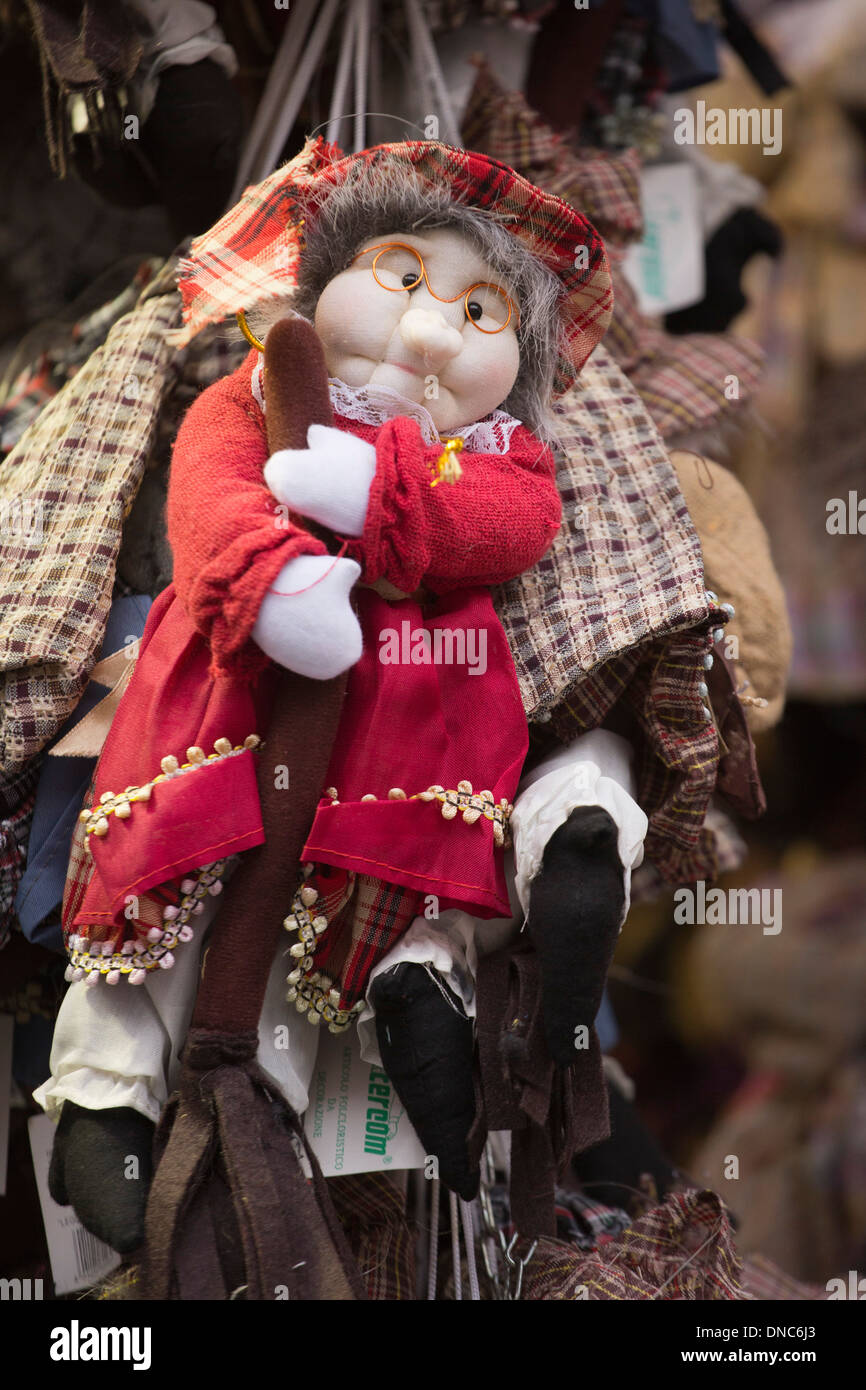 Befanas, Befane, Hexen, traditionelle italienische Weihnachten Zeichen was  bringen Geschenke, Piazza Navona, Rom, Italien Stockfotografie - Alamy