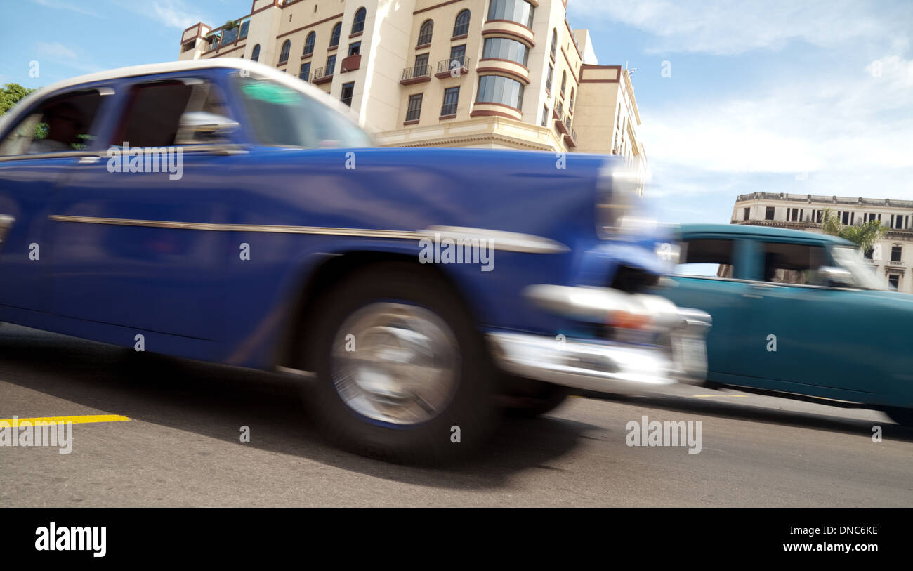 Oldtimer auf den Straßen von Havanna, Bewegungsunschärfe, Havanna, Kuba, Karibik, Lateinamerika Stockfoto