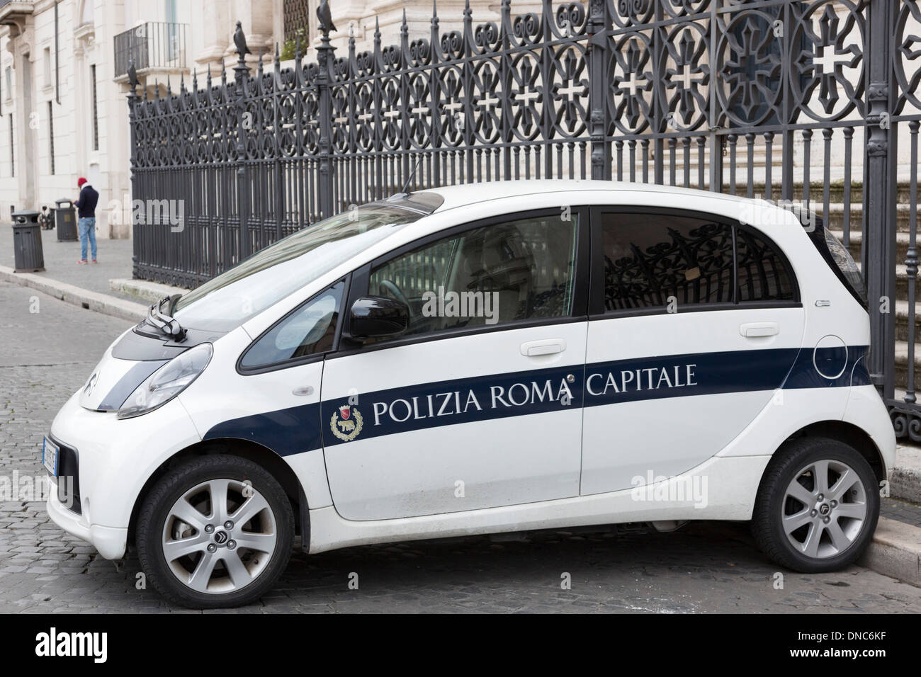 Polizia Roma Capitale, kleinen römischen Polizeiauto, Citroen, geparkt in Piazza Navona, Rom, Latium, Italien Stockfoto