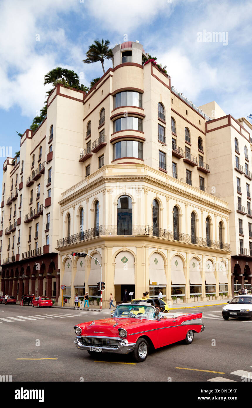 Havanna - ein altes rote amerikanische Auto vor dem Parque Centrale Hotel, Straßenszene in Havanna, Kuba, Karibik, Lateinamerika Stockfoto