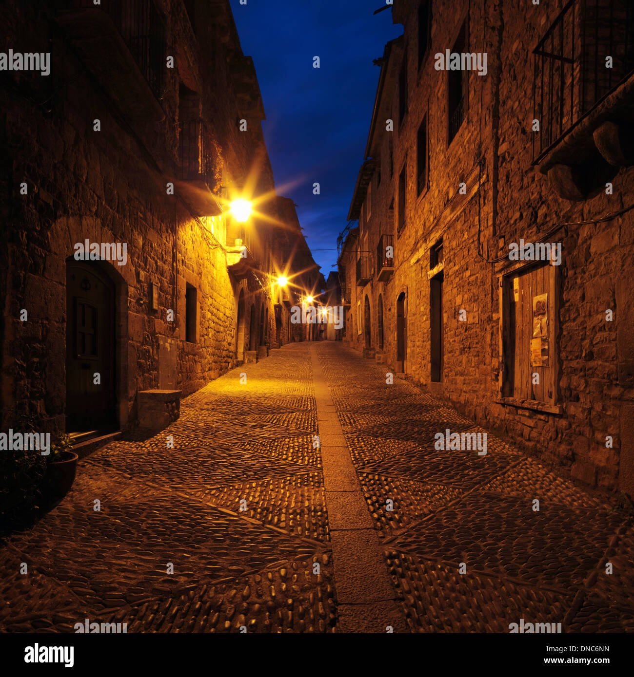 Ruhige Straßen in der Nacht in das Dorf Ainsa in der Region Aragón, Spanien Stockfoto