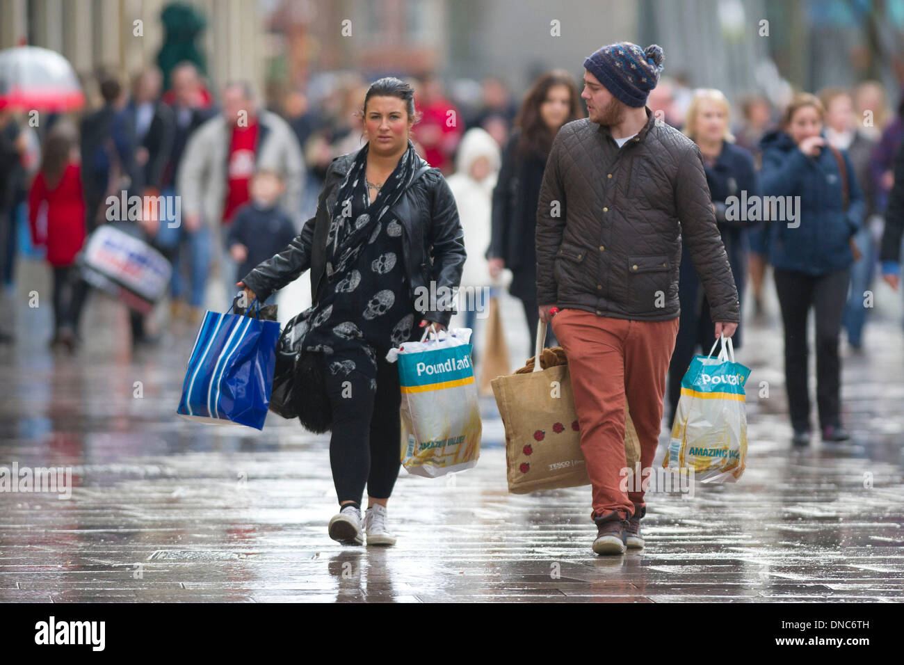 Cardiff, Wales, UK. 22. Dezember 2013. Weihnachts-Einkäufer shopping für Last-Minute-Geschenke im Regen am 22. Dezember 2013 in Cardiff, Wales, Vereinigtes Königreich. Käufer werden voraussichtlich £ 12 Milliarden in vier Tagen zu verbringen. Foto: Matthew Horwood/Alamy Live-Nachrichten Stockfoto