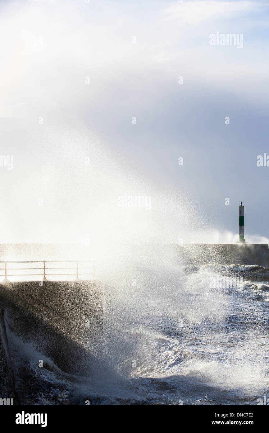 Aberystwyth, Wales, UK. 22. Dezember 2013. Auf der Mitte Wales Küste verursachen orkanartigen Winden sehr rauher See. Riesige Wellen pummel des Küstenschutzes an der Mündung des Hafens von Aberystwyth. Bildnachweis: atgof.co/Alamy Live News Stockfoto