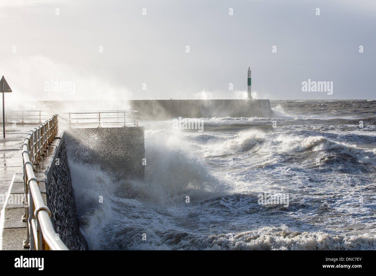 Aberystwyth, Wales, UK. 22. Dezember 2013. Auf der Mitte Wales Küste verursachen orkanartigen Winden sehr rauher See. Riesige Wellen pummel des Küstenschutzes an der Mündung des Hafens von Aberystwyth. Bildnachweis: atgof.co/Alamy Live News Stockfoto