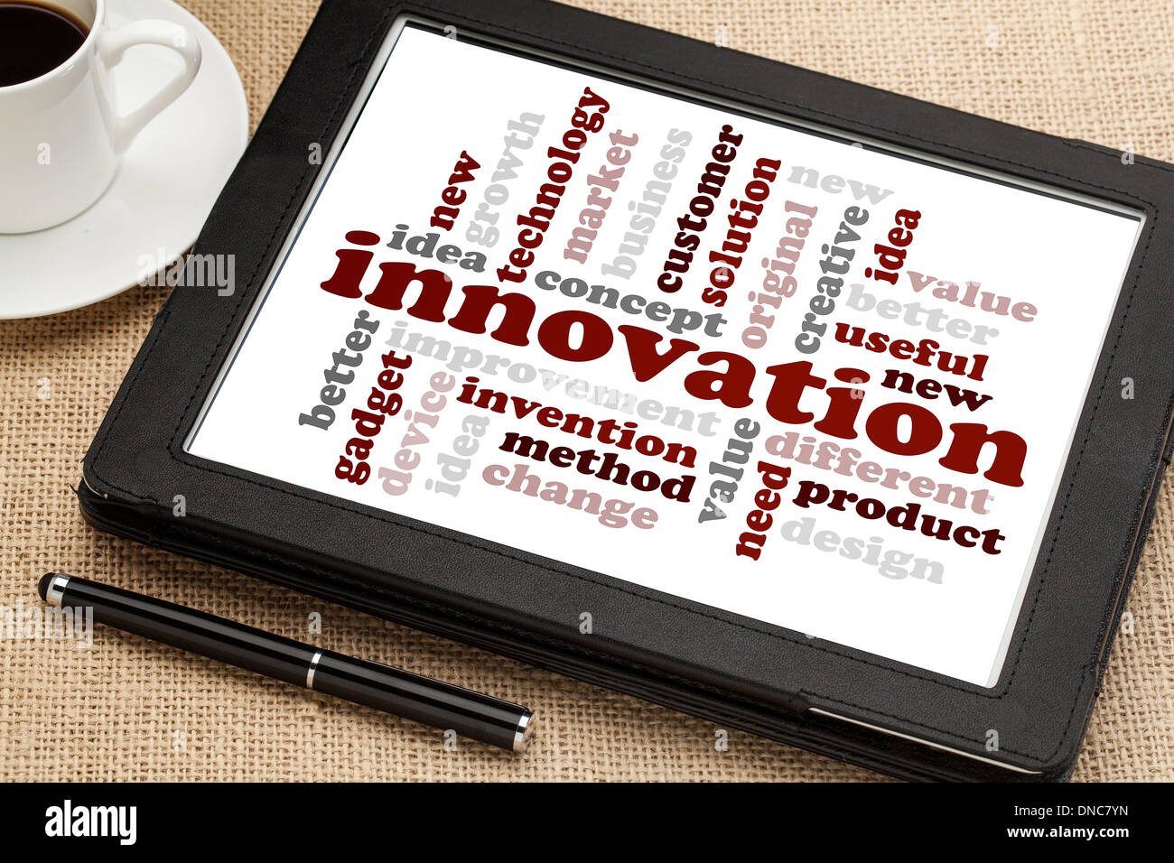 Innovation-Wortwolke auf einem digitalen Tablet-Bildschirm mit einer Tasse Kaffee Stockfoto
