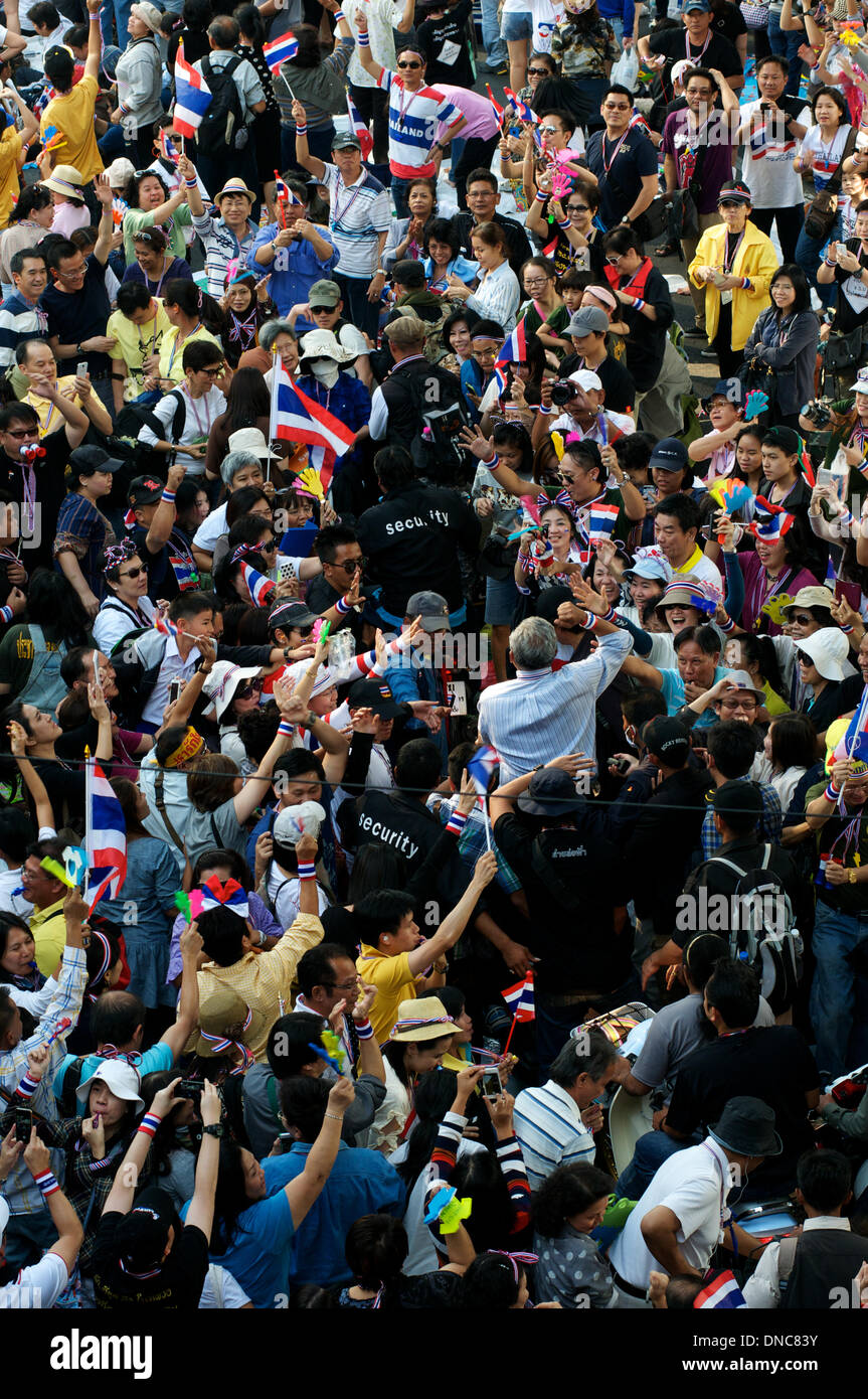 Bangkok, Thailand. 22. Dezember 2013. Charismatische Suthep Thaugsuban, ehemaliger stellvertretender Premierminister von Thailand und der Führer von den Menschen demokratische Reform Committee (Separatistischen), wird von seinen Anhängern begrüßt. Zehntausende von Demonstranten gingen auf die Straße um den Rücktritt von Ministerpräsident Thailands Yingluck Shinawatra fordern. Bildnachweis: Kraig Lieb / Alamy Live News Stockfoto