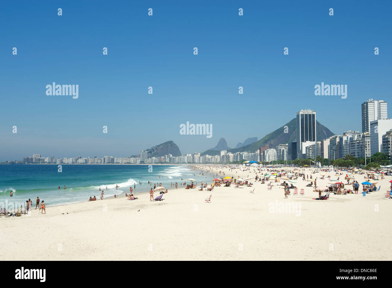 Malerischen Blick auf die Copacabana mit Skyline von Rio De Janeiro Brasilien Stockfoto