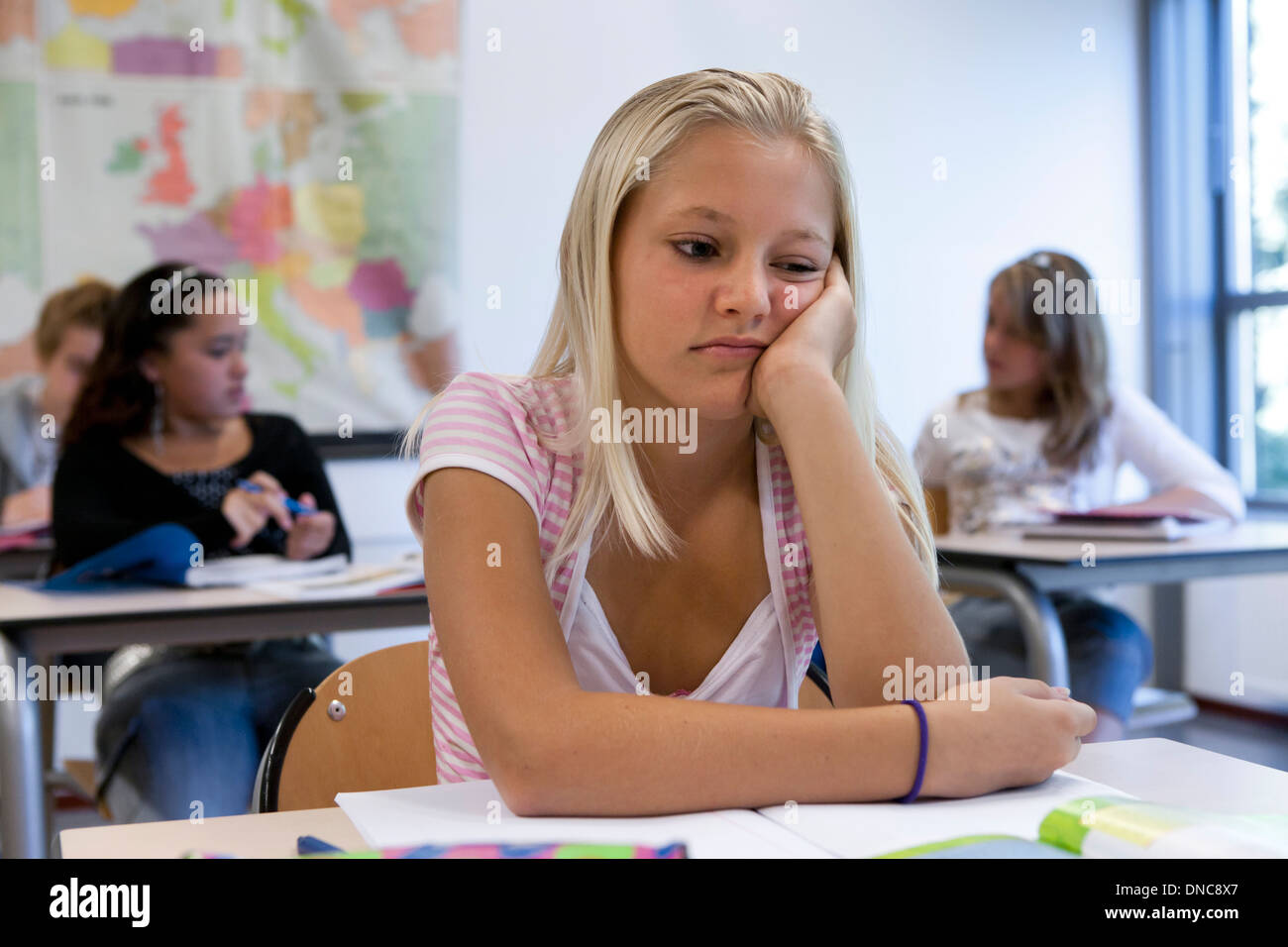 Trauriges Mädchen sitzen im Klassenzimmer Stockfoto