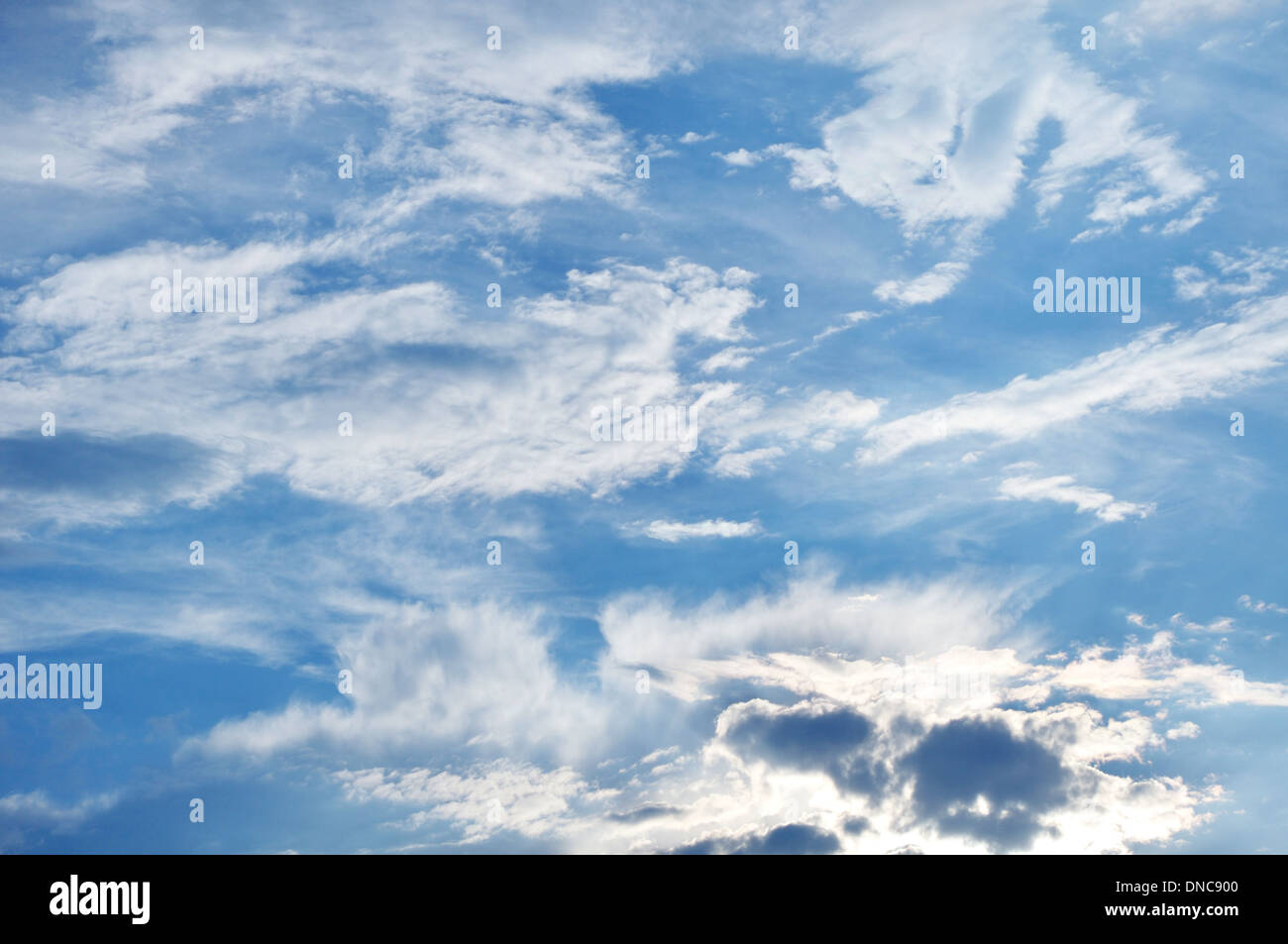 blauer Himmel mit flauschigen und Spindrift Wolken Stockfoto