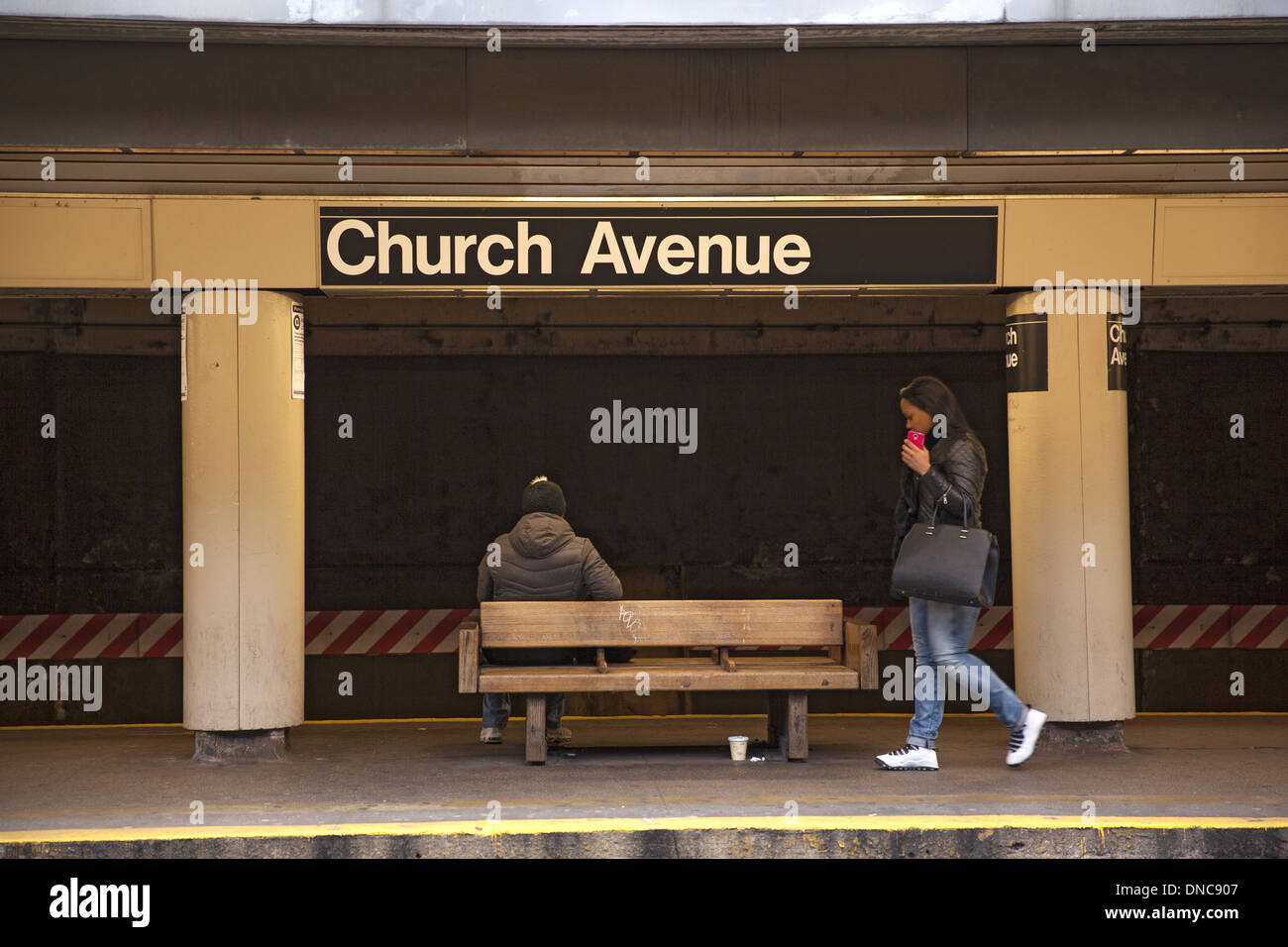 Outdoor-Plattform in der Kirche "Ave" stop auf der B & Q u-Bahnen in Brooklyn, New York. Stockfoto