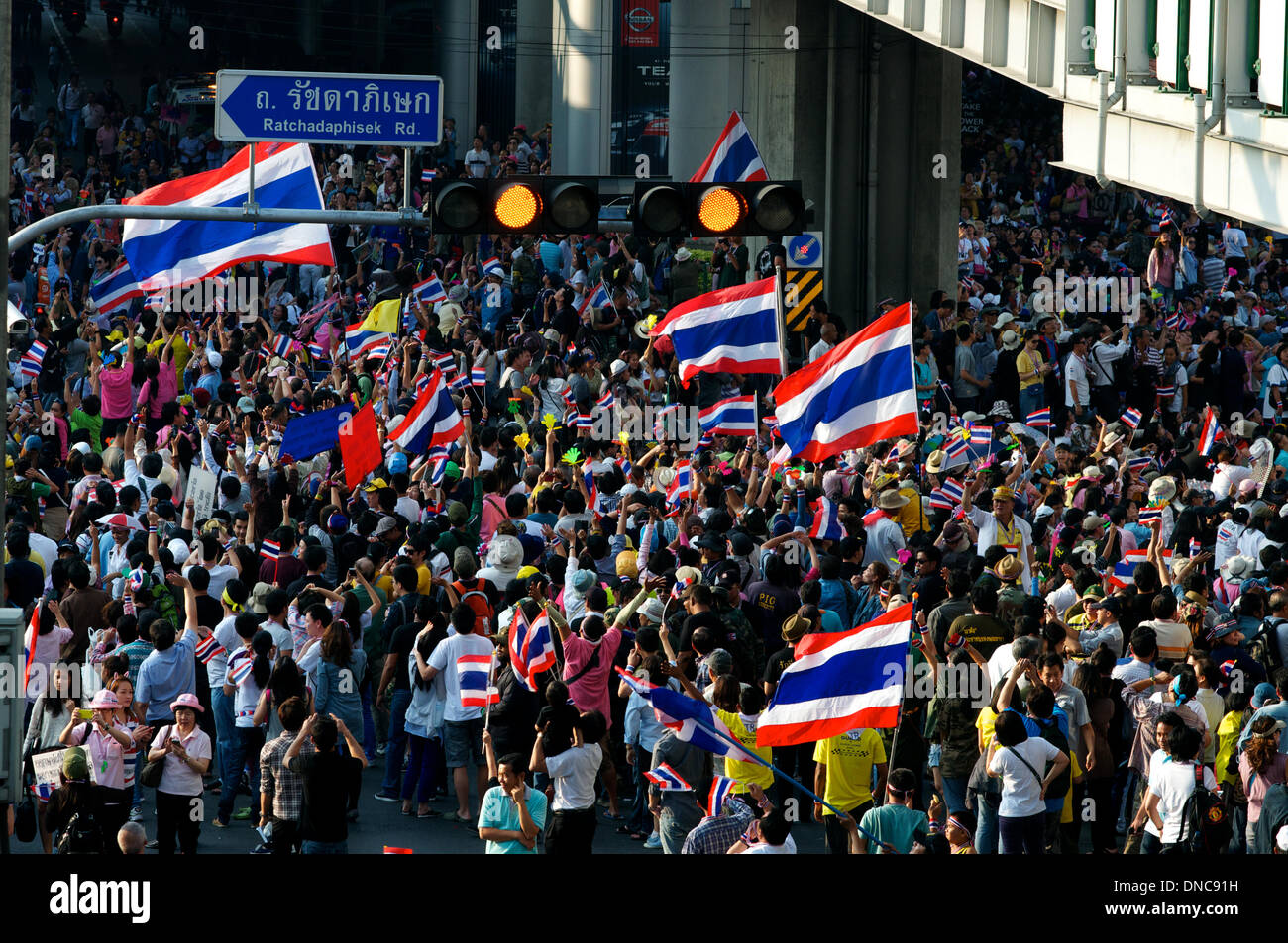 Bangkok. 22. Dezember 2013. Zehntausende von Anti-Regierungs-Demonstranten Thai Fahnen winken und die Kreuzung Asoke & Sukhumvit Straßen zu blockieren. der Ampel sind gelb, die Farbe der Partei geworden. Hunderttausende von Demonstranten gingen auf die Straße um den Rücktritt von Ministerpräsident Thailands Yingluck Shinawatra fordern. Bildnachweis: Kraig Lieb / Alamy Live News Stockfoto