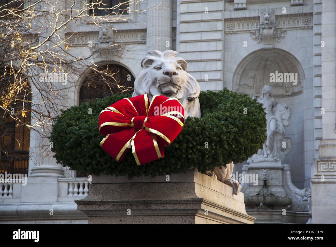 Die NY Public Library Lions sind für die Weihnachtsfeiertage gekleidet. 5th Ave. NYC. Stockfoto