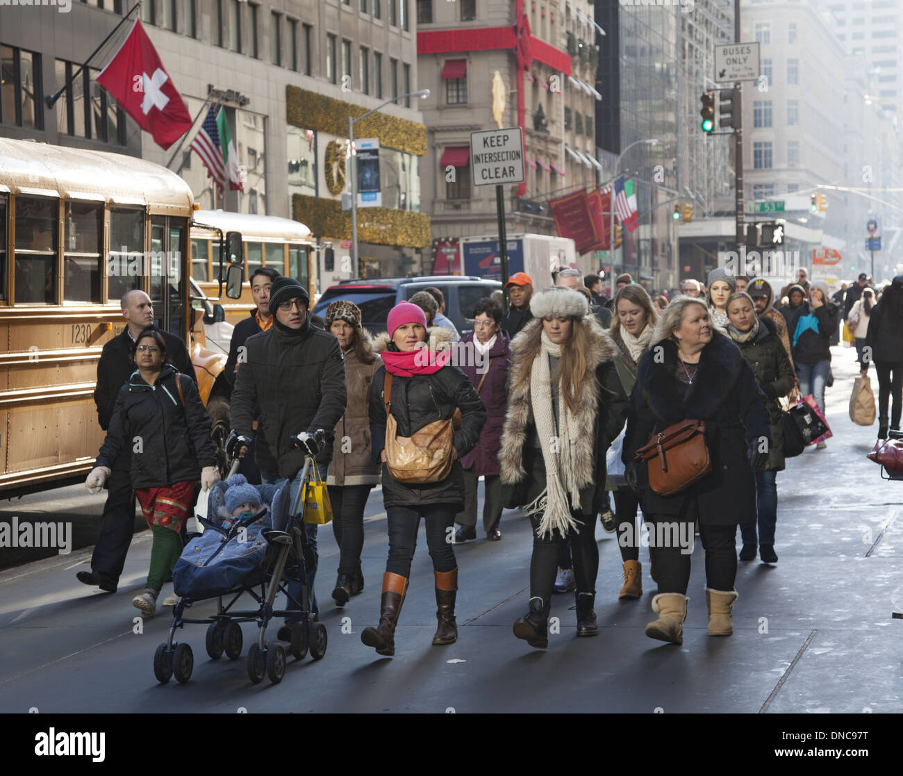 Menschen besuchen New York City während der Ferienzeit. 5th Avenue. Stockfoto