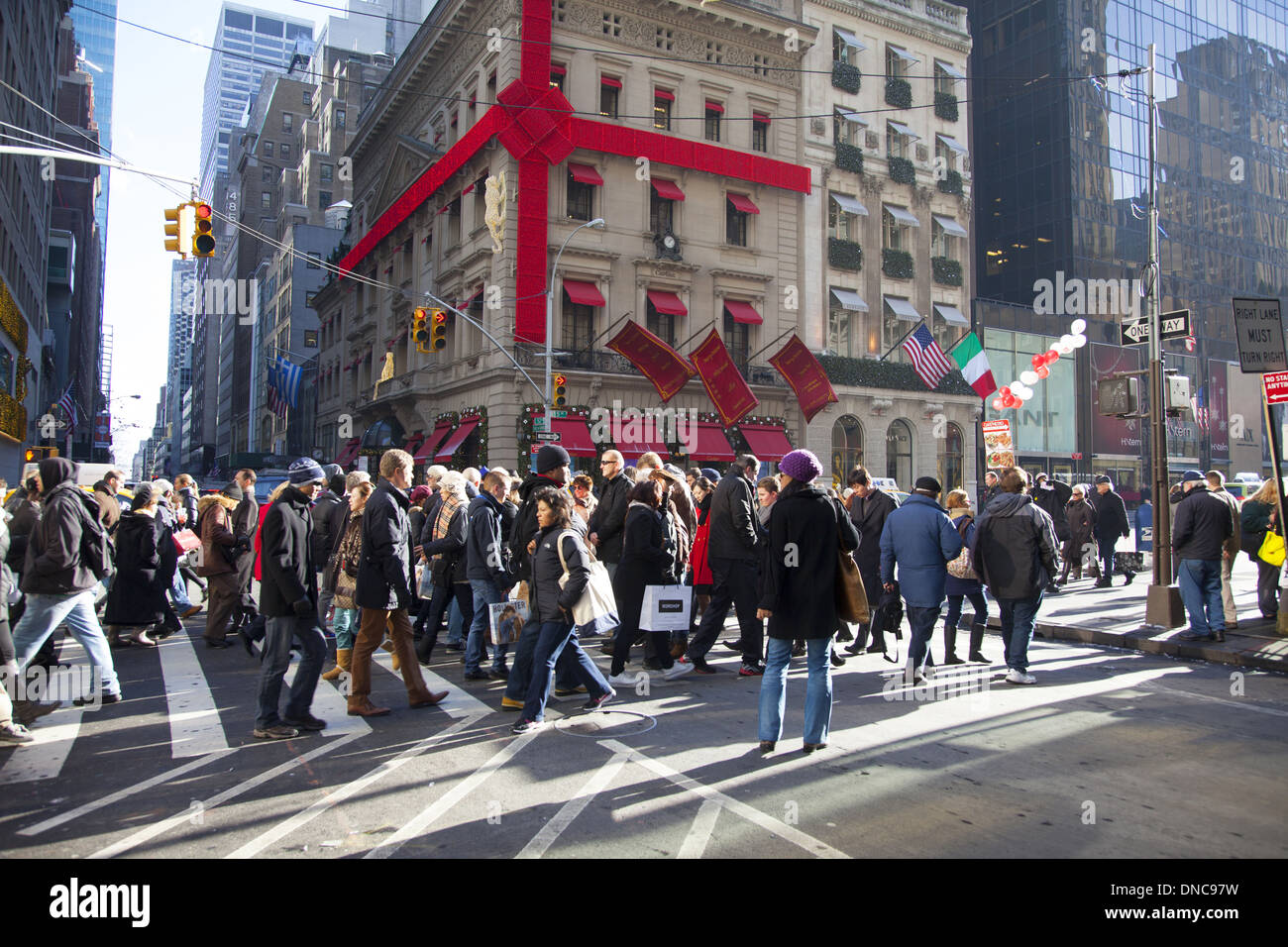 Massen von Menschen-Shop entlang der 5th Avenue in der Ferienzeit. (Cartier in seine Weihnachten am besten in den Hintergrund.) Stockfoto