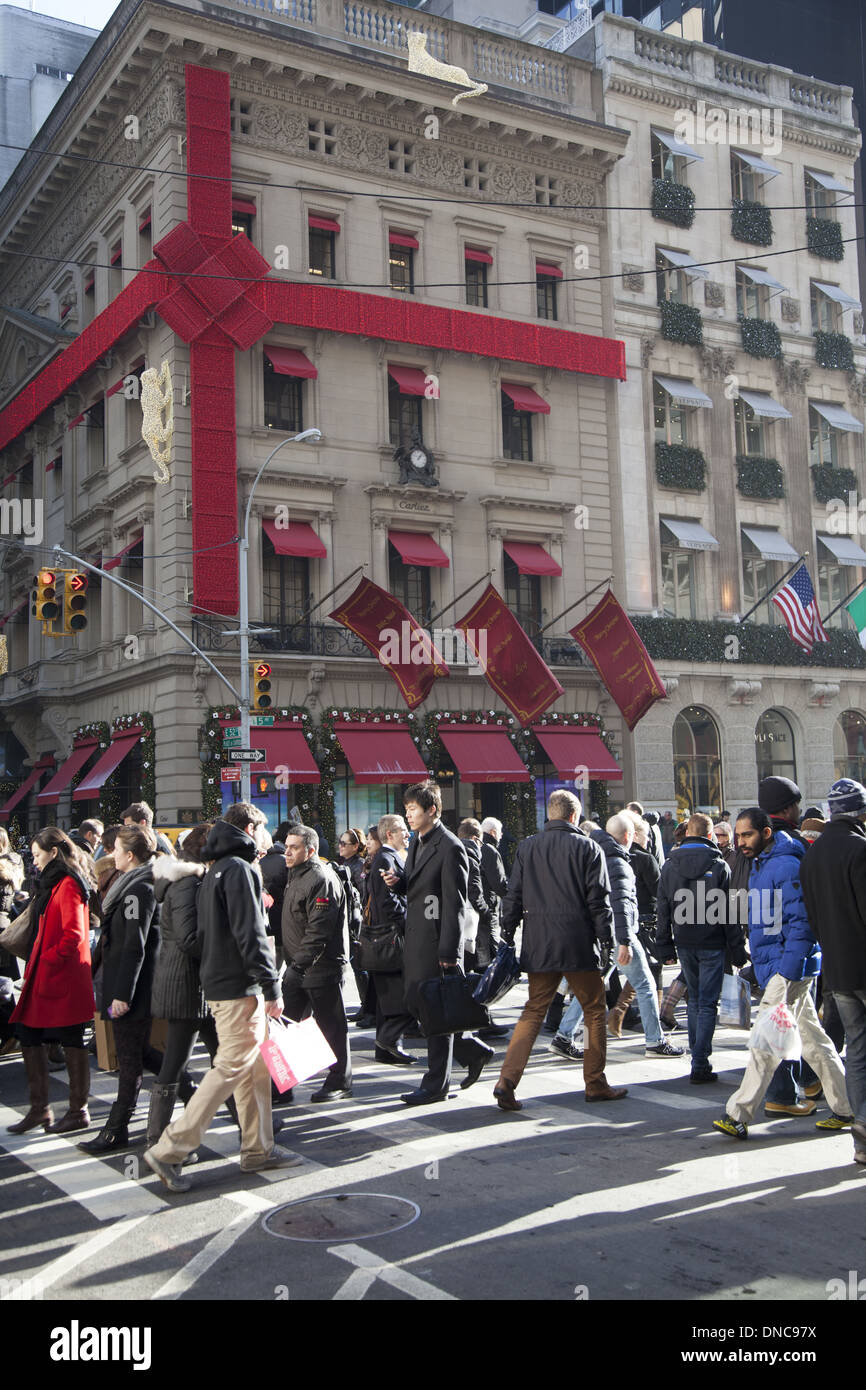 Massen von Menschen-Shop entlang der 5th Avenue in der Ferienzeit. (Cartier in seine Weihnachten am besten in den Hintergrund.) Stockfoto