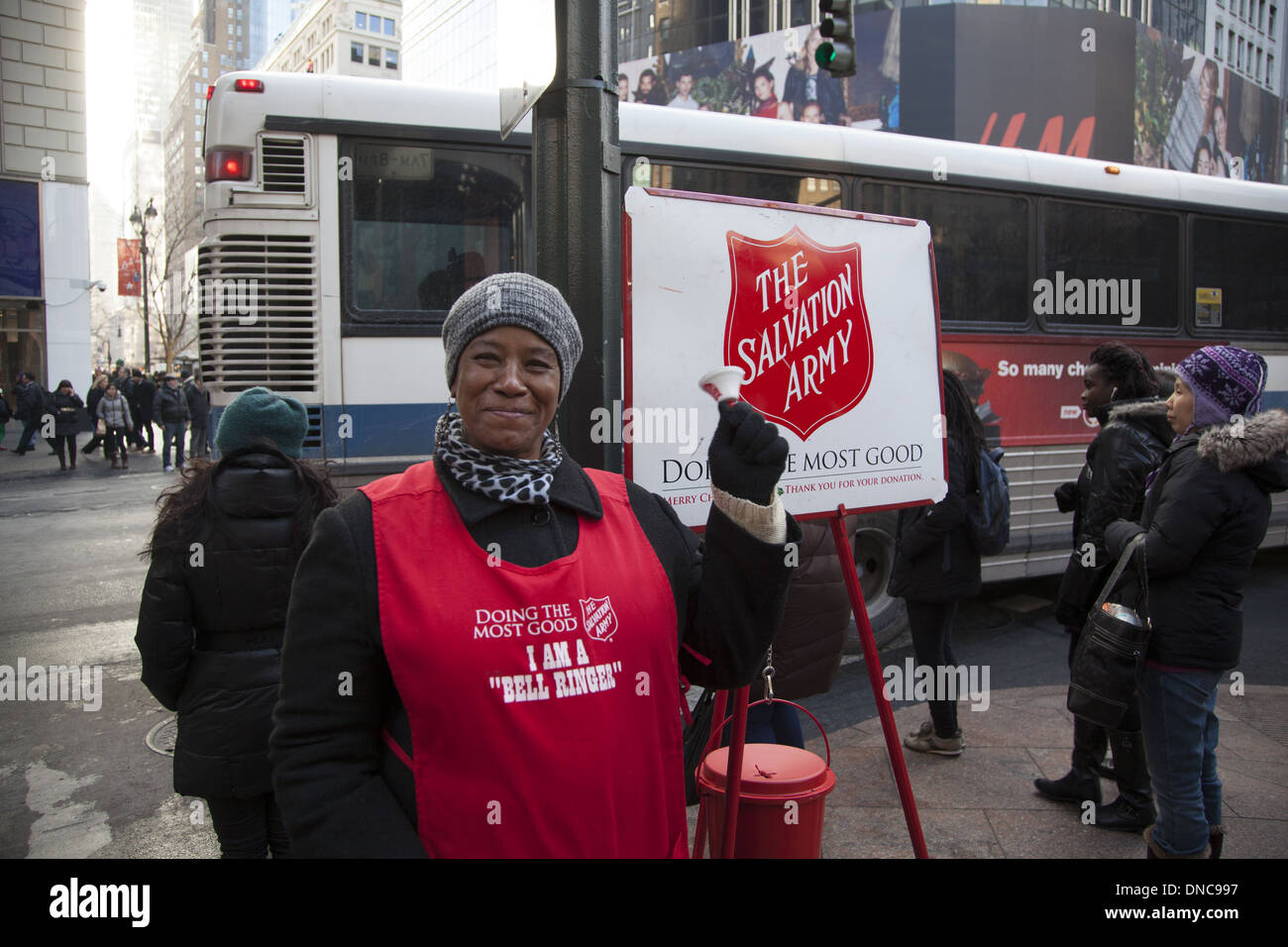 Freiwillige Frau sammelt Geld für die Heilsarmee in der Weihnachtszeit am 34th Street und Broadway, New York. Stockfoto