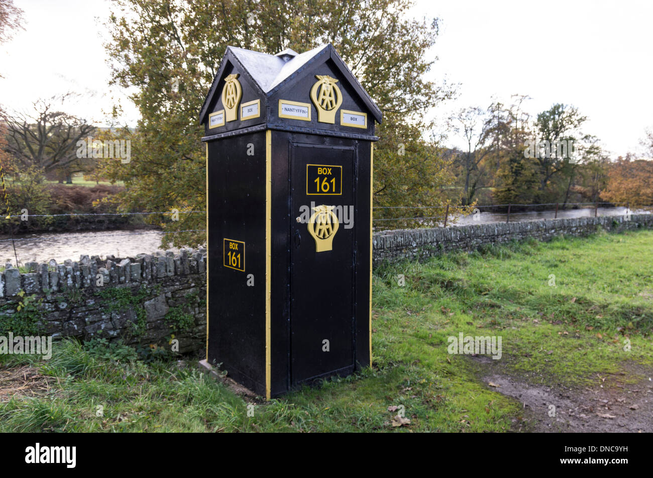 Alten AA (Automobile Association) Telefonzelle am Ufer des Flusses Usk. Stockfoto