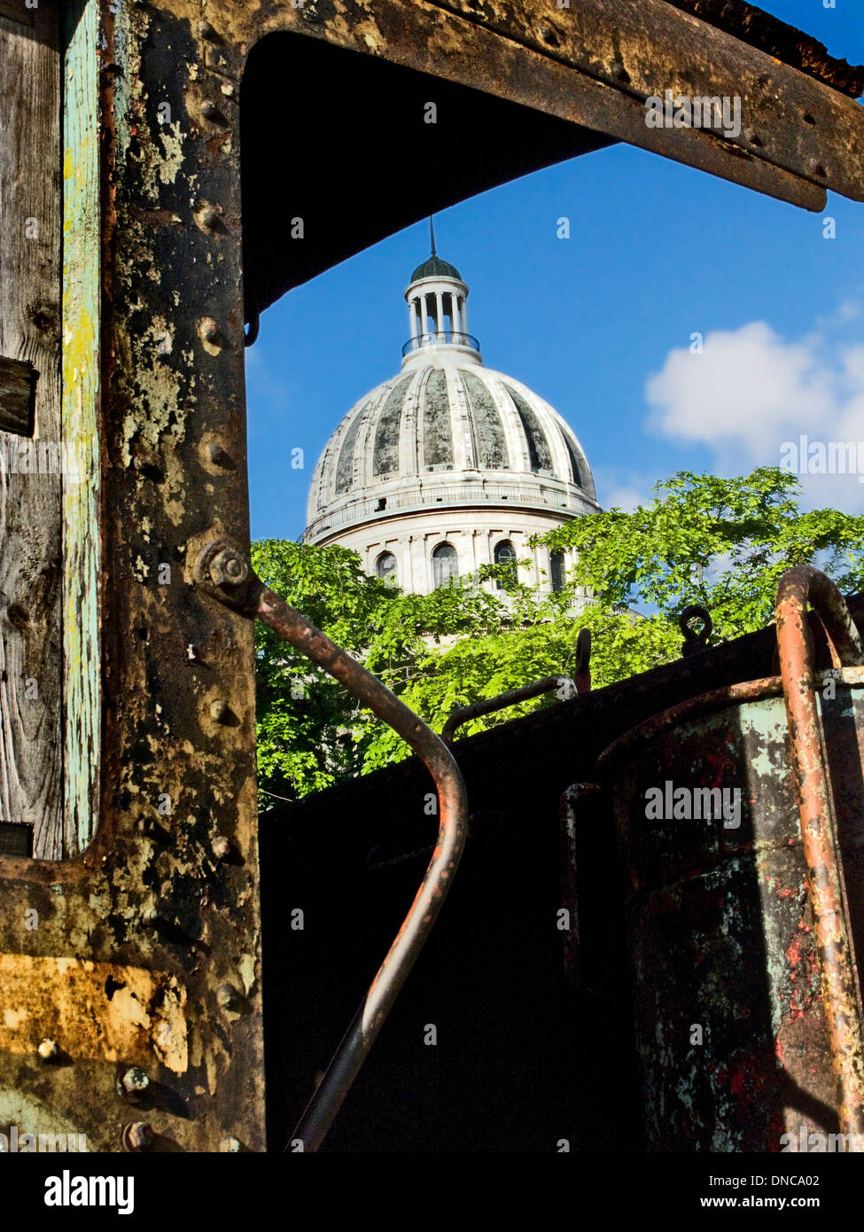 El Capitolio und Tree Tops in Kuba durch einen alten rostigen Zug Stockfoto