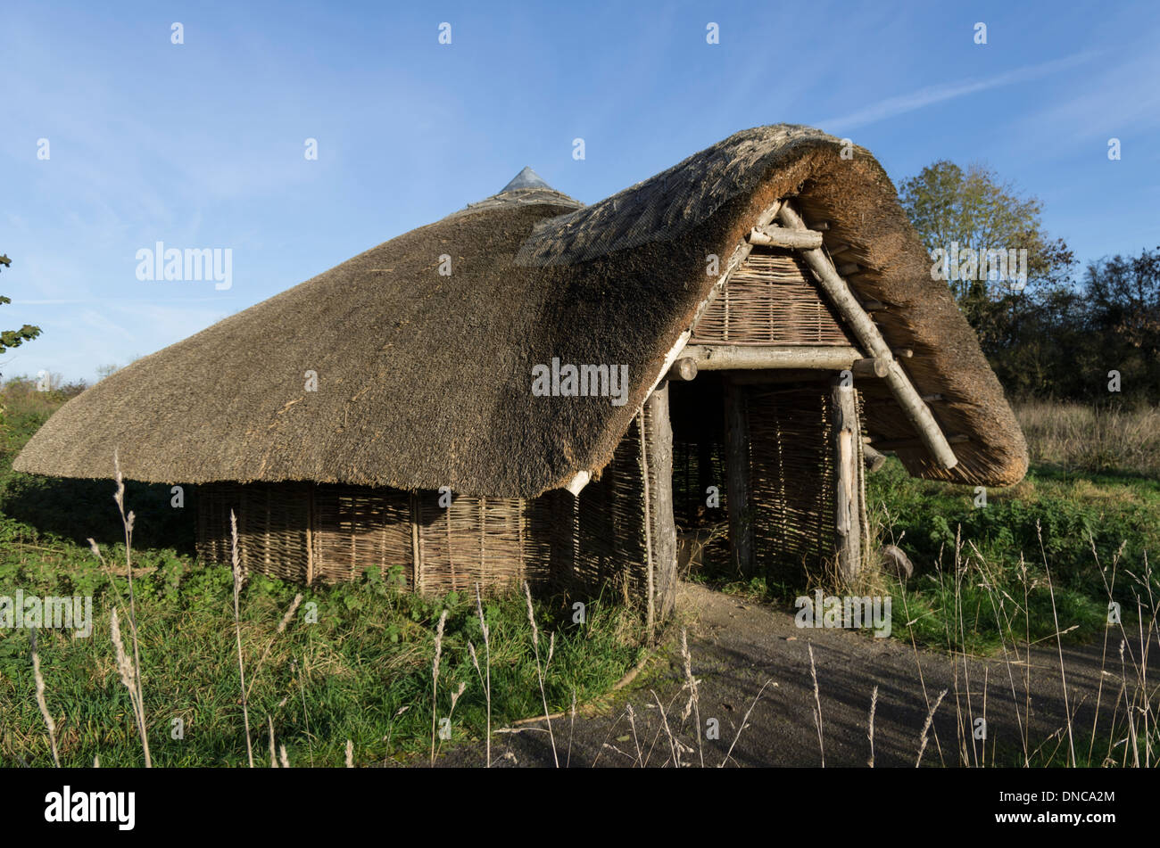 Ein Replikat Eisenzeit Haus mit Weide Wände und Strohdach am unteren Moor Farm, Wiltshire. Stockfoto