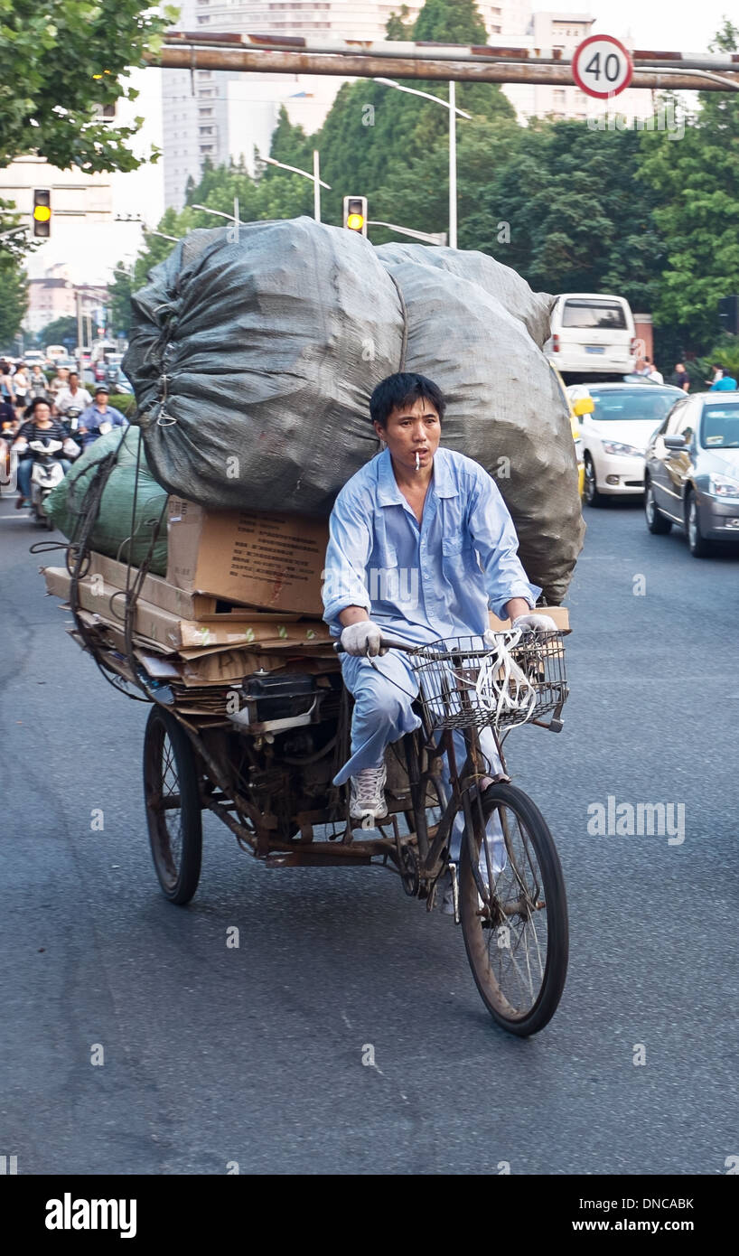 Dreirad-Fahrer die Güter in Shanghai, China Stockfoto