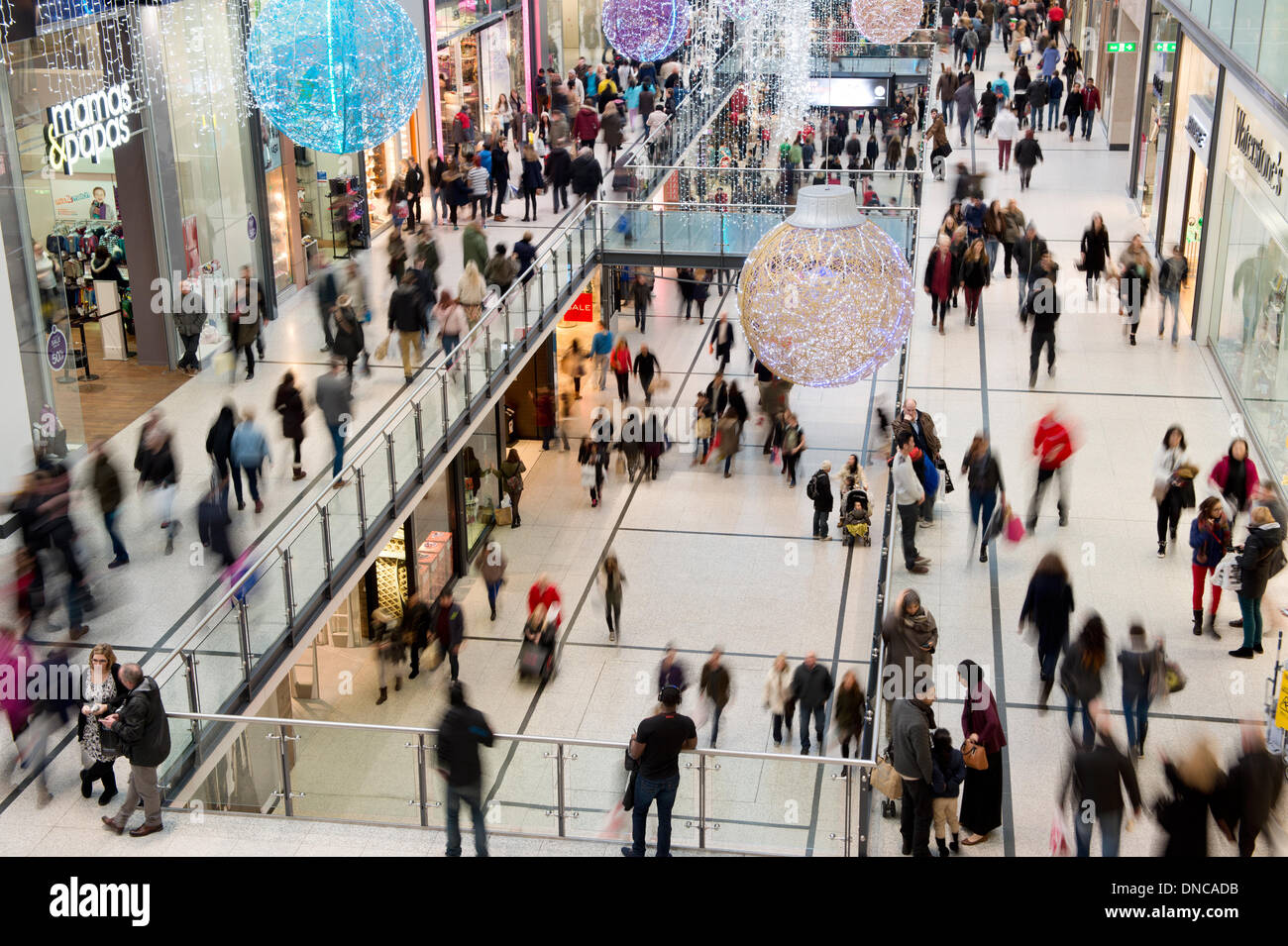 Manchester, UK. 22. Dezember 2013. Eine interne Aufnahme von Manchester Arndale Shopping Centre in der Weihnachtszeit führen up-Periode. Über 210 Filialen befinden sich in der belebten Einkaufszentrum. Bildnachweis: Russell Hart/Alamy Live-Nachrichten Stockfoto