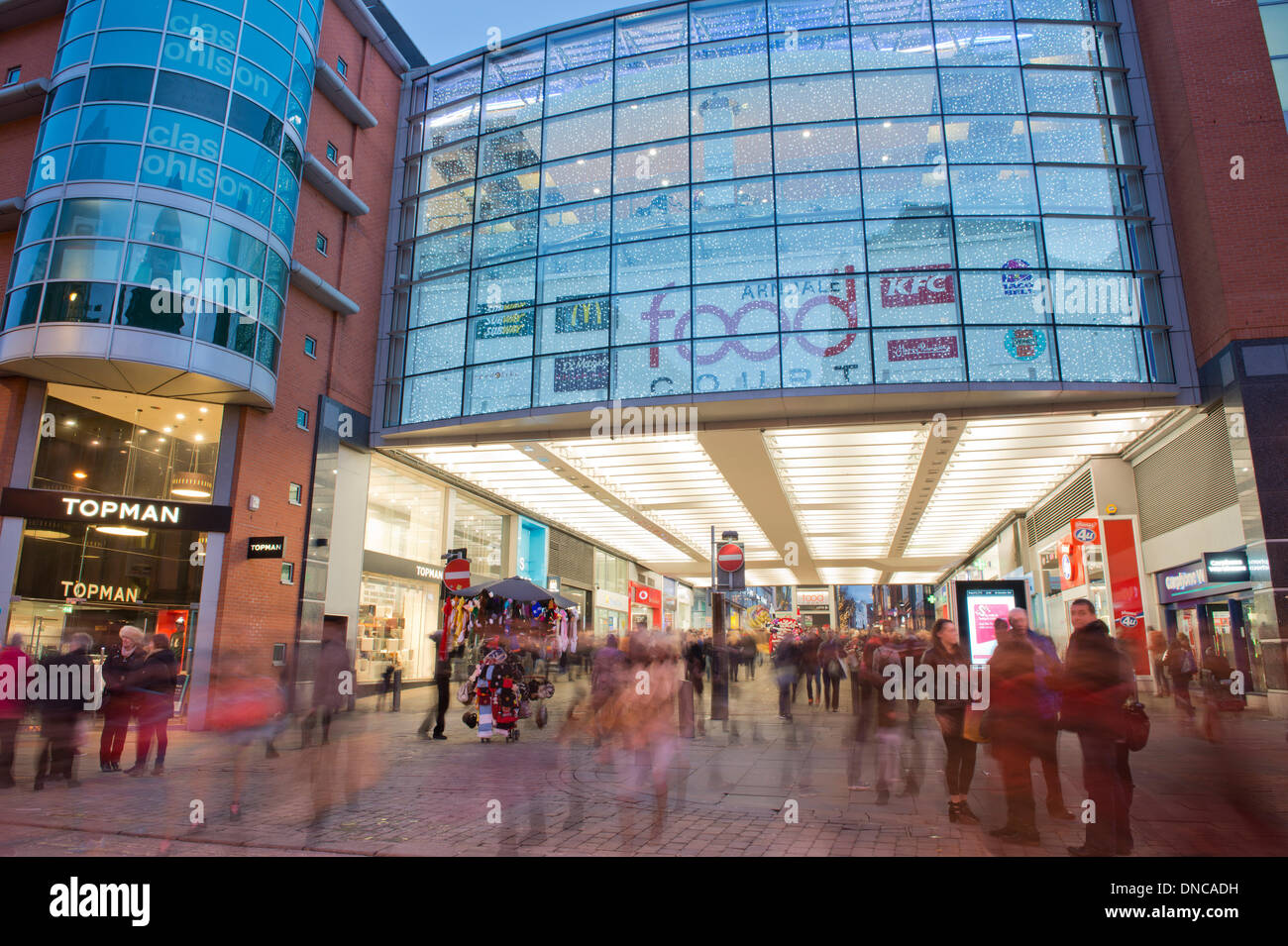 Manchester, UK. 22. Dezember 2013. Eine externe Aufnahme des Manchester Arndale Shopping Centre und Market Street in der Weihnachtszeit führen up-Periode. Market Street ist einer der beschäftigtsten kommerziellen Verkehrswege in der Stadt. Bildnachweis: Russell Hart/Alamy Live-Nachrichten Stockfoto