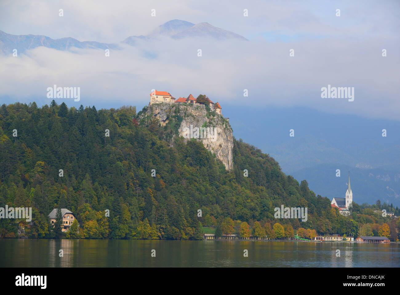 Das 11. Jahrhundert, die Burg von Bled auf einer Klippe mit Blick auf die Gletscher See Bled, Bled, Slowenische Kurort, Slowenien Stockfoto