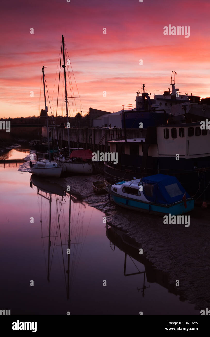 Die Werft und Hafen an der Waterside Road in Barton auf Humber in North Lincolnshire nach Sonnenuntergang Stockfoto