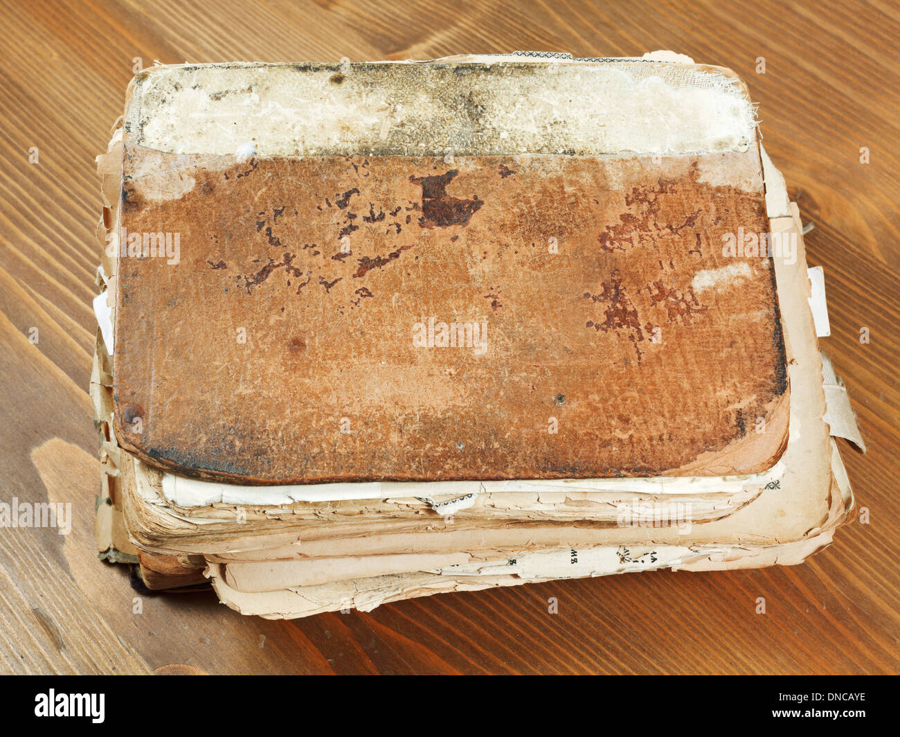 Draufsicht der Stapel alte Bücher auf Holzbrett Stockfoto