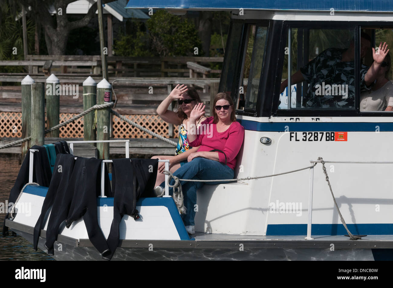 Ein Mietwagen Tour Tauchboot zurückkehren und seine Passagiere winken nach einem Tauchgang auf den Homosassa Springs Fluss Florida USA Stockfoto