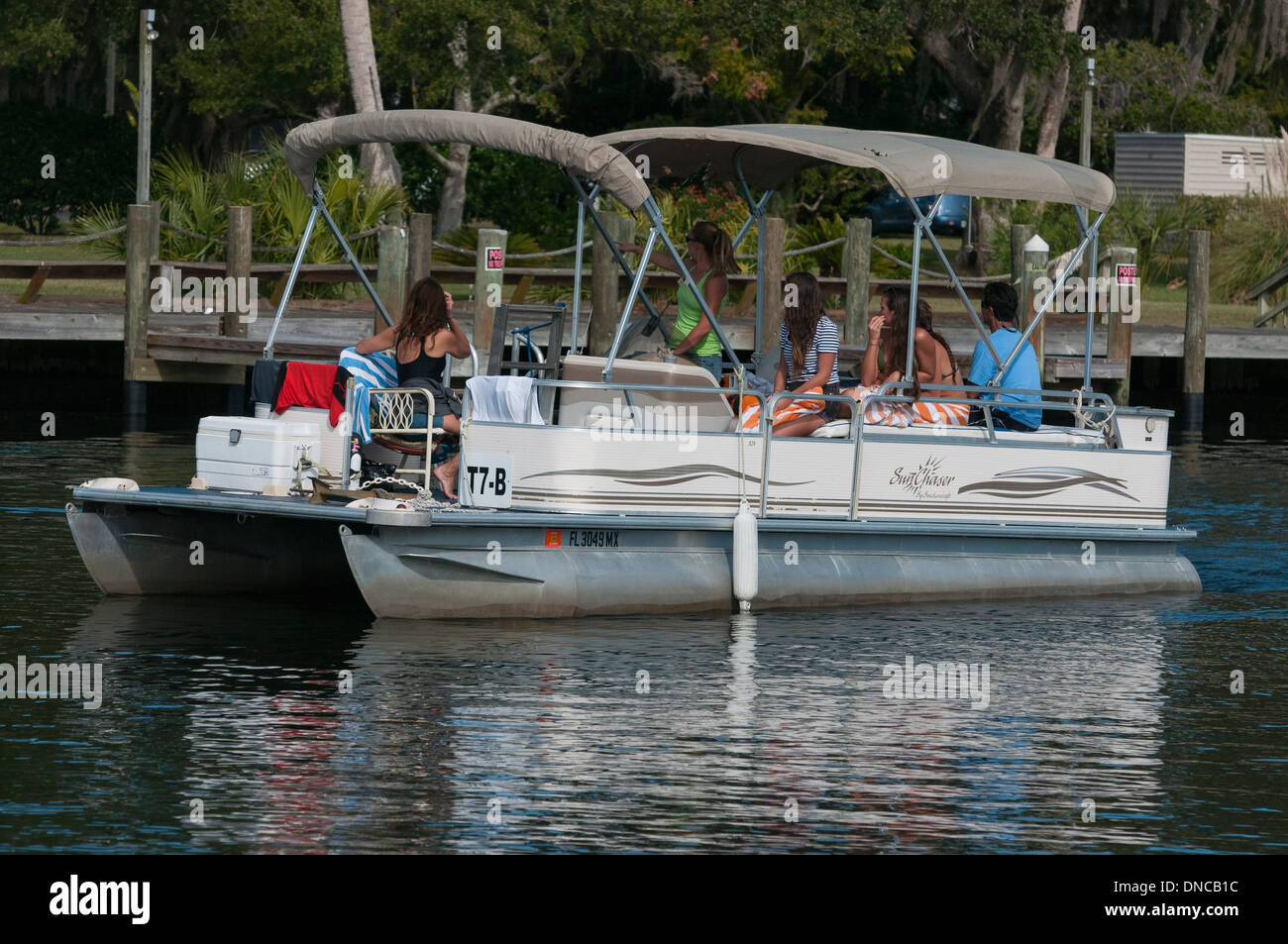 Mädchen auf einem Pontonboot Touren Flusses Homosassa Springs an der Golfküste, Florida. Stockfoto