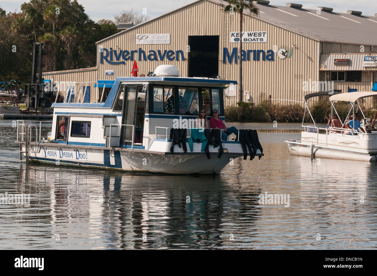 Ein Mietwagen Tour Tauchboot Rückkehr seine Passagiere winken nach einem Tauchgang auf den Homosassa Springs Fluss Florida USA Stockfoto