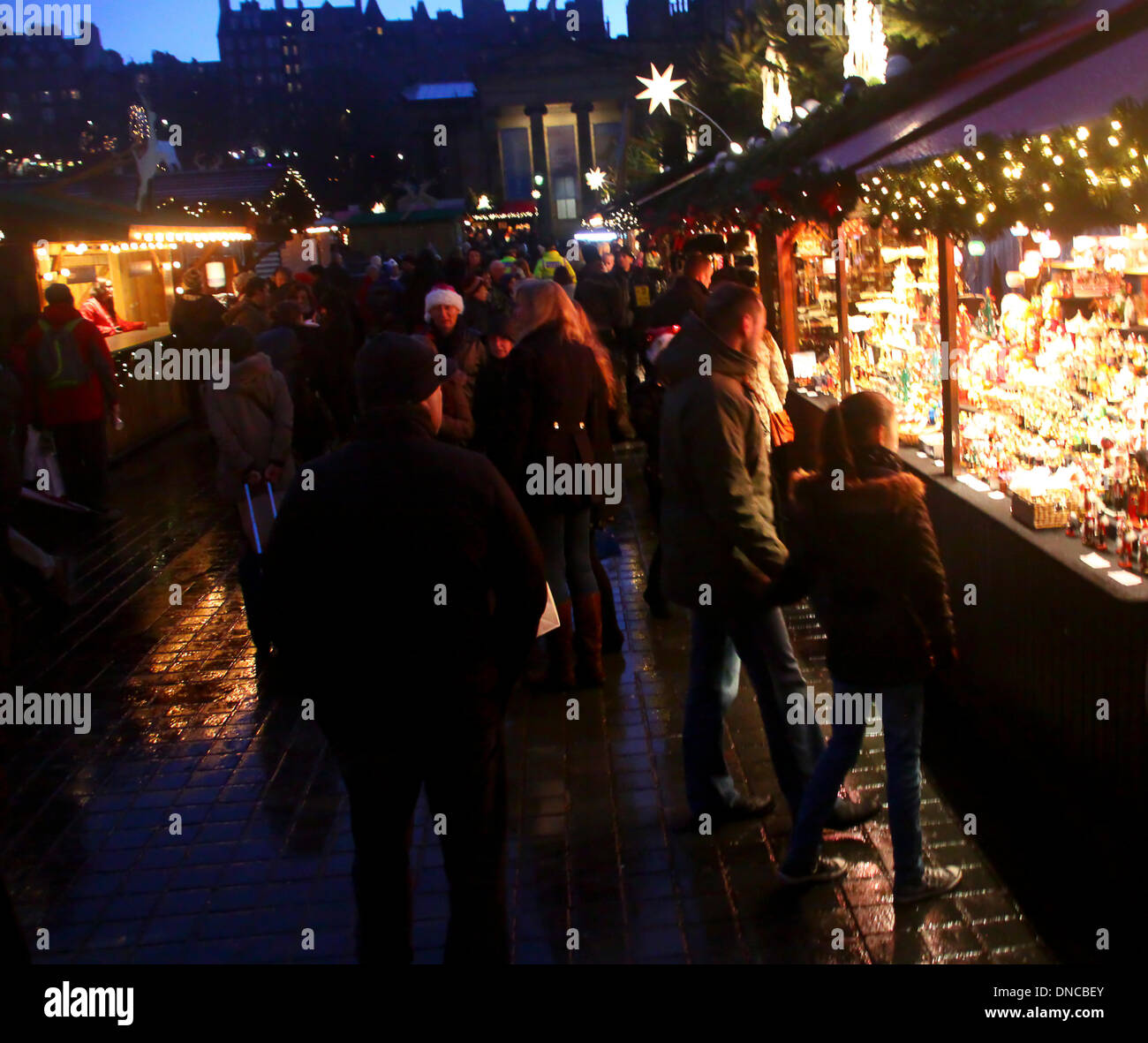 Edinburgh, UK. 22. Dezember 2013. Späten Shopper genießen Sie den Weihnachtsmarkt in Princes Street, Edinburgh. Bildnachweis: ALAN OLIVER/Alamy Live-Nachrichten Stockfoto
