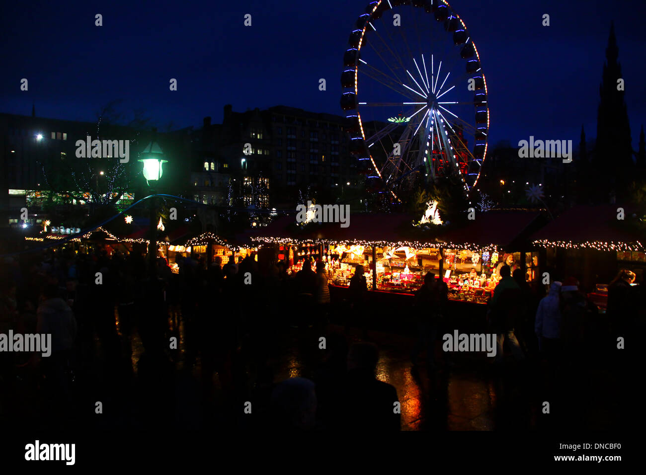 Edinburgh, UK. 22. Dezember 2013. Späten Shopper genießen Sie den Weihnachtsmarkt in Princes Street, Edinburgh. Bildnachweis: ALAN OLIVER/Alamy Live-Nachrichten Stockfoto