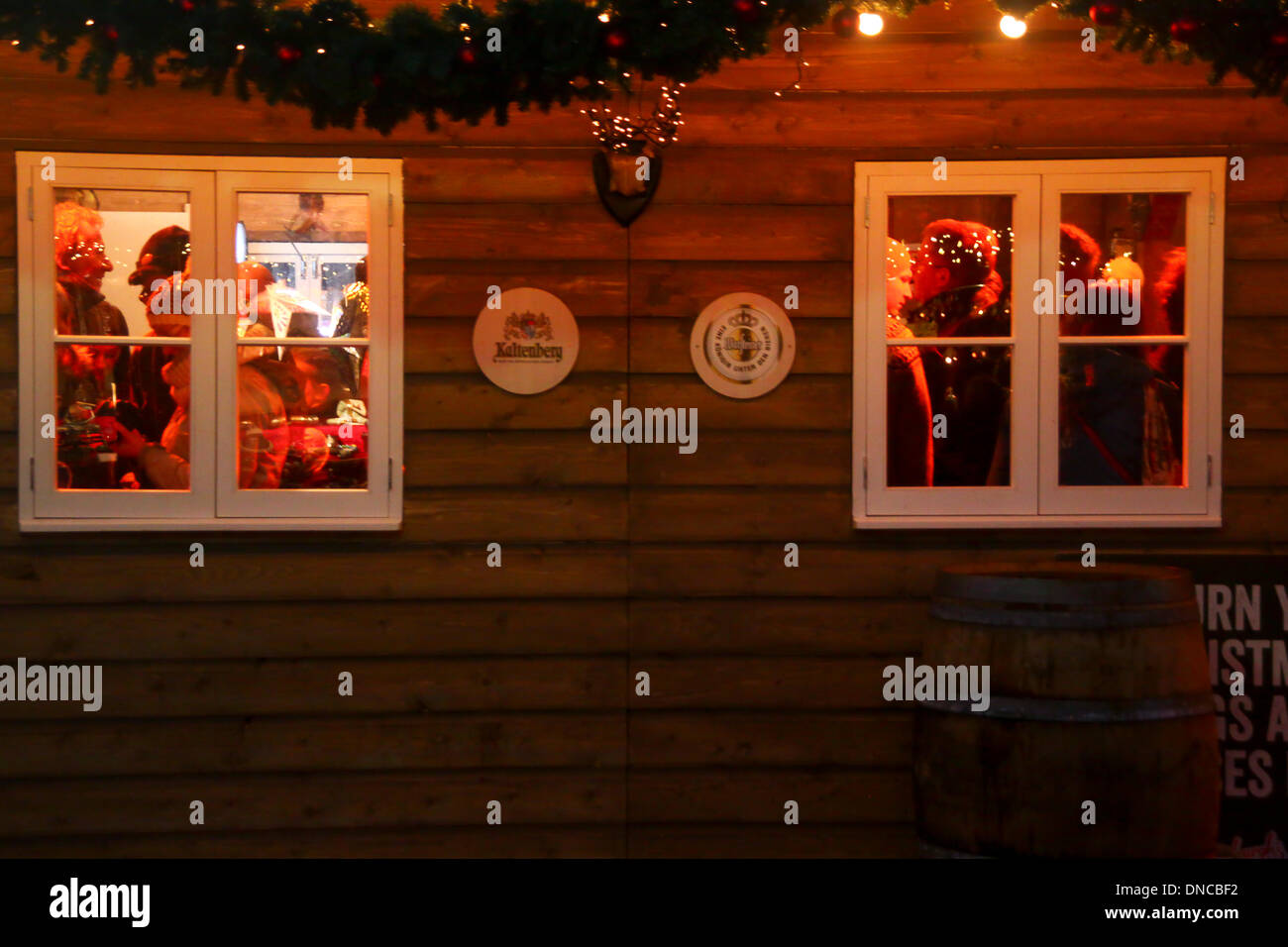 22 Dezember 2013 Princes Street Edinburgh.  Späten Shopper genießen Weihnachten Markt Schutz vor der Kälte und genießen Sie einen Drink in einer der vielen temporäre Bars. Bildnachweis: ALAN OLIVER/Alamy Live-Nachrichten Stockfoto