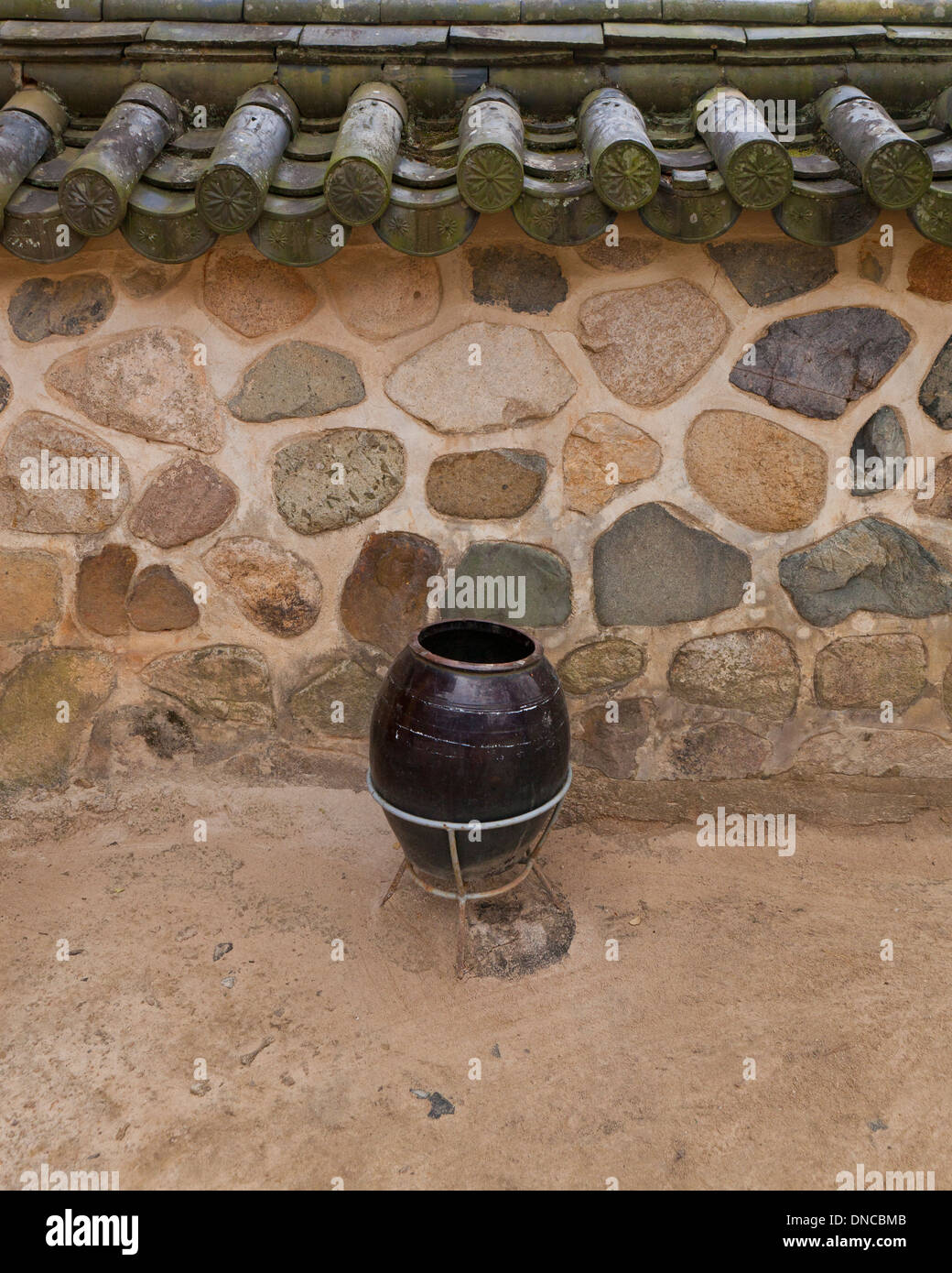 GIWA (gebrannte Tondachziegel) verwendet auf traditionellen Hanok Stil Steinmauer Zaun - Gyeongju, Südkorea Stockfoto