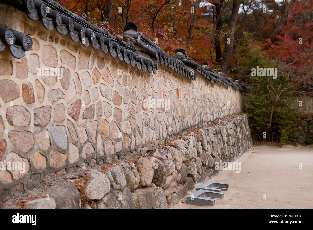 GIWA (gebrannte Tondachziegel) verwendet auf traditionellen Hanok Stil Steinmauer Zaun - Gyeongju, Südkorea Stockfoto