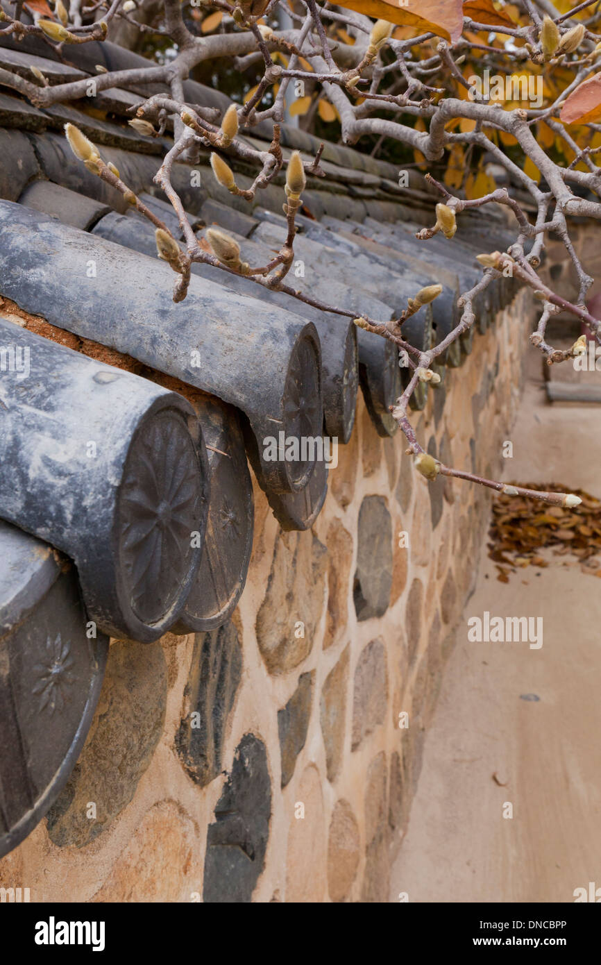 GIWA (gebrannte Tondachziegel) verwendet auf traditionellen Hanok Stil Steinmauer Zaun - Gyeongju, Südkorea Stockfoto