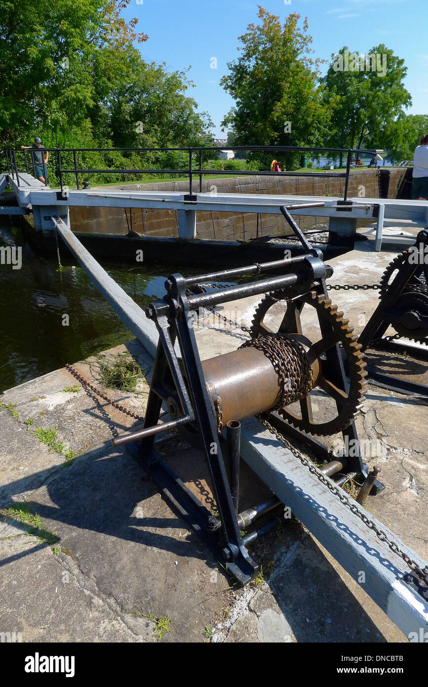 Die manuell betätigte Winde und die Maschinen, die zum Öffnen der Tore an der Merrickville-Schleusenstation verwendet wurden, die Teil des historischen Kanalkanals am Rideau River ist. Stockfoto