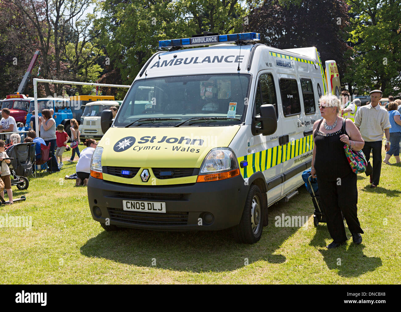 St John Ambulance Teilnahme an einem öffentlichen Steam Rally, Abergavenny, Wales, UK Stockfoto