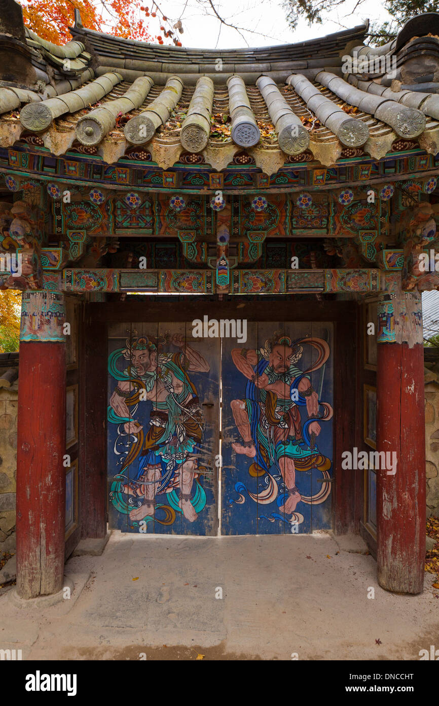 Buddhistische Tempel Wächter Figur Malereien auf Tor - Gyeongju, Südkorea Stockfoto